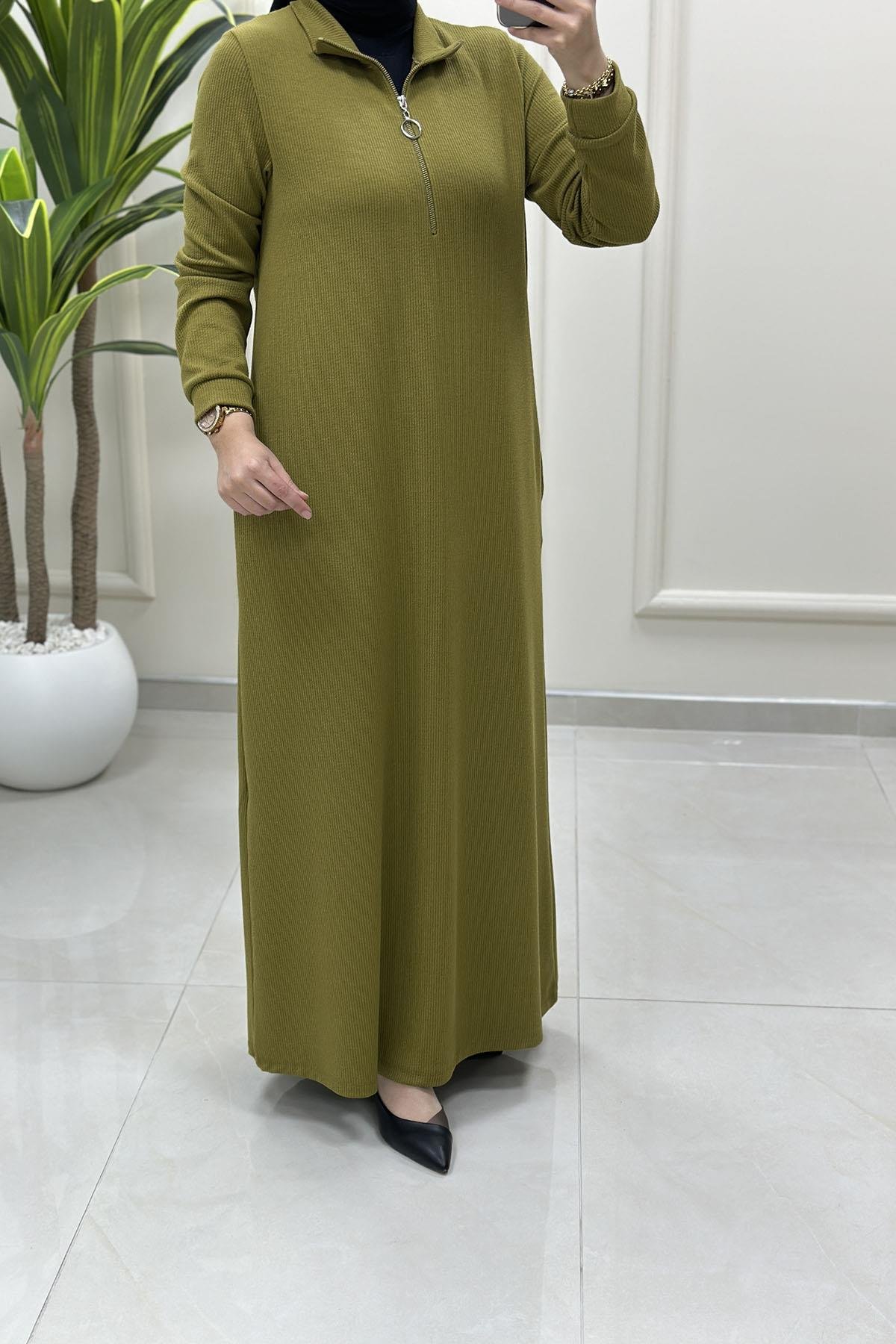 Tesettür ElbiseÖnü Yarım Fermuarlı Cepli Kadın Elbise Yağ Yeşili KADO 257102