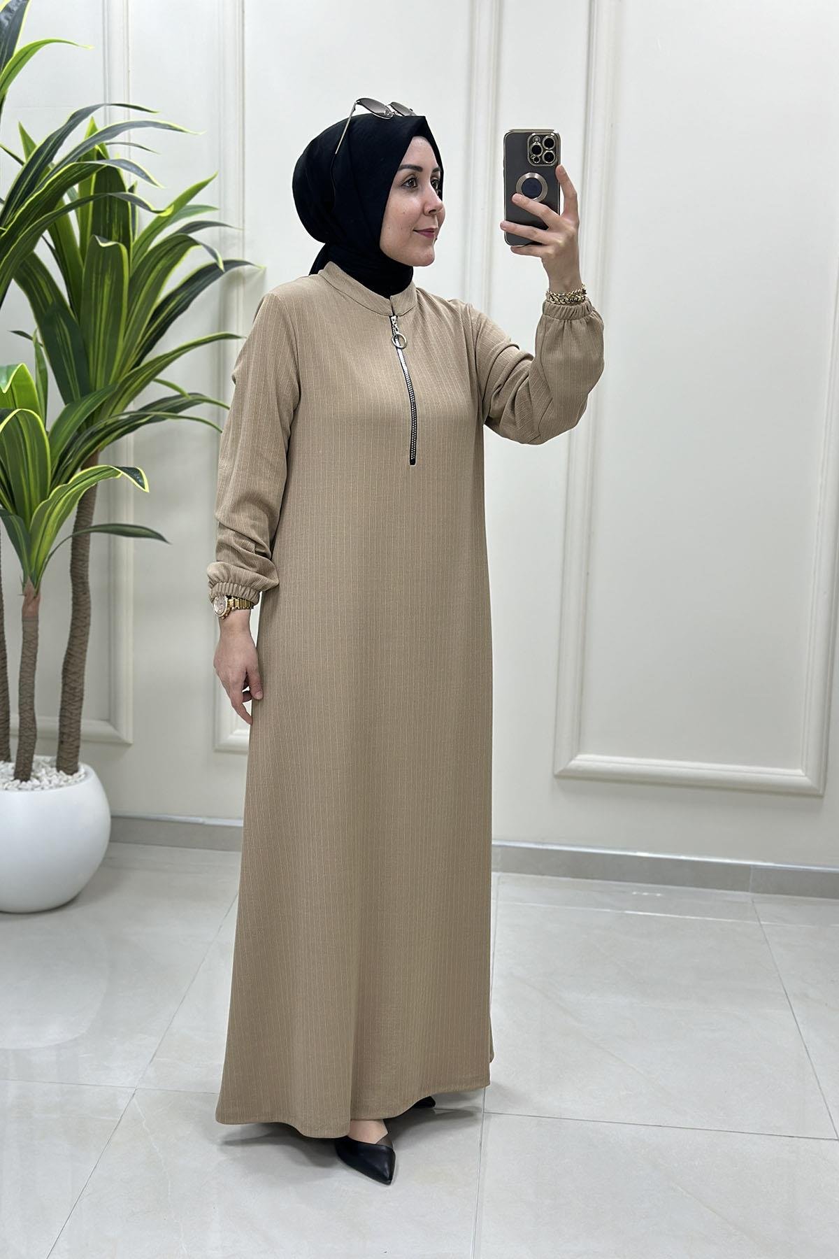 Tesettür ElbiseÖnü Yarım Fermuarlı Kolu Lastikli Kadın Elbise Bej MP 2661