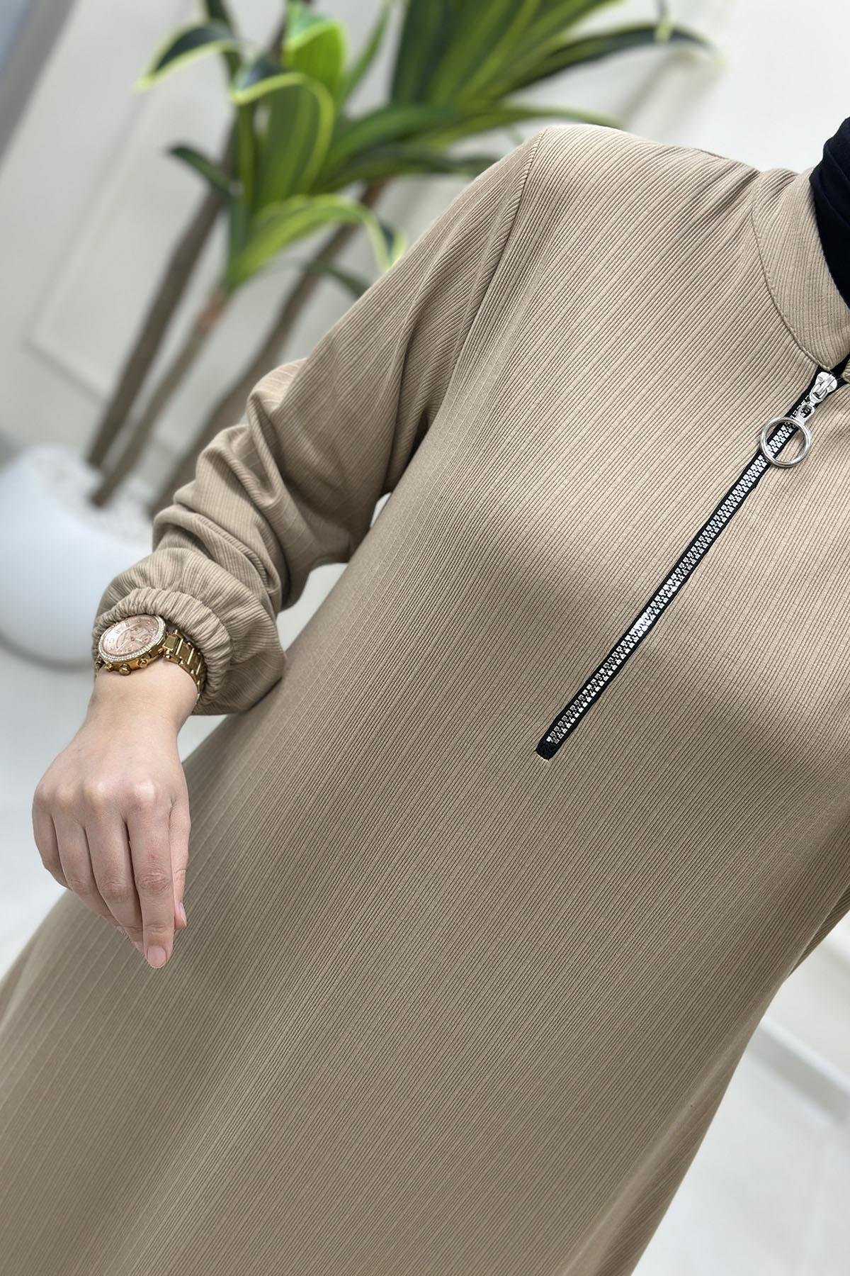 Tesettür ElbiseÖnü Yarım Fermuarlı Kolu Lastikli Kadın Elbise Bej MP 2661