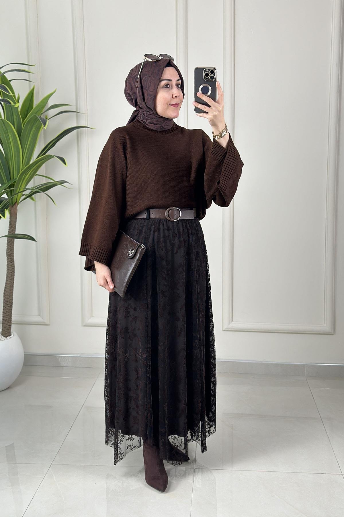 Tesettür EtekKemer Detaylı Beli Lastikli Tül Üzeri Kadife Yakma Çiçek Desen Kadın Etek Kahverengi SFF 4429