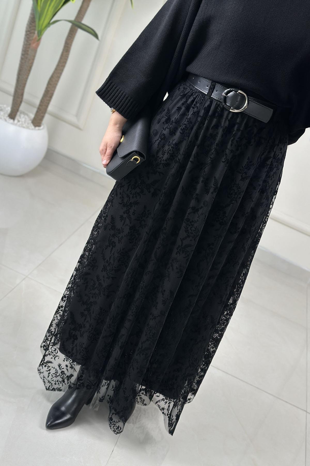 Tesettür EtekKemer Detaylı Beli Lastikli Tül Üzeri Kadife Yakma Çiçek Desen Kadın Etek Siyah SFF 4429