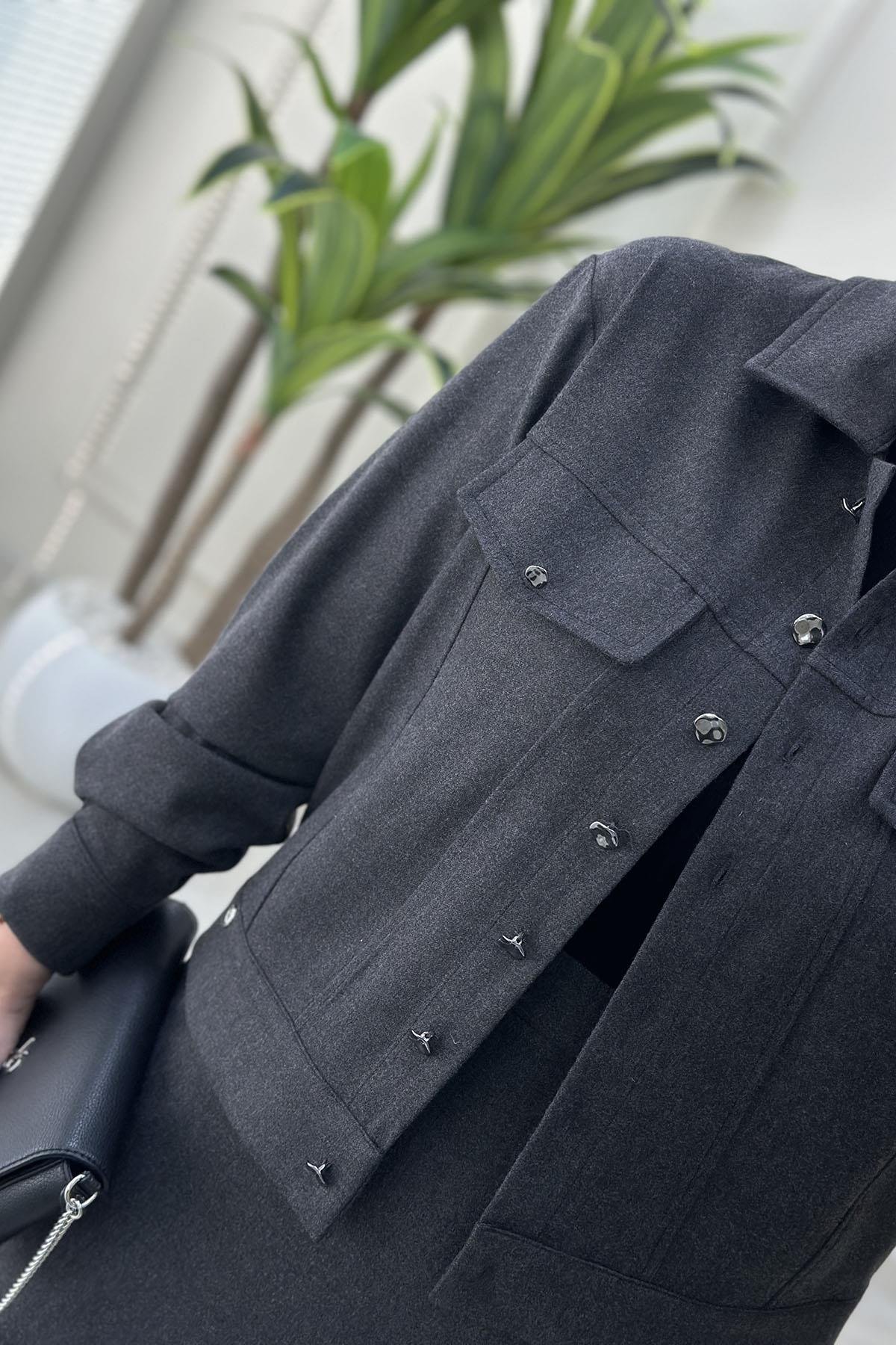 Tesettür Etekli TakımArmine Trend Önü Düğmeli Ceket ve A Kesim Etek Kadın İkili Takım Antrasit ARM 6111