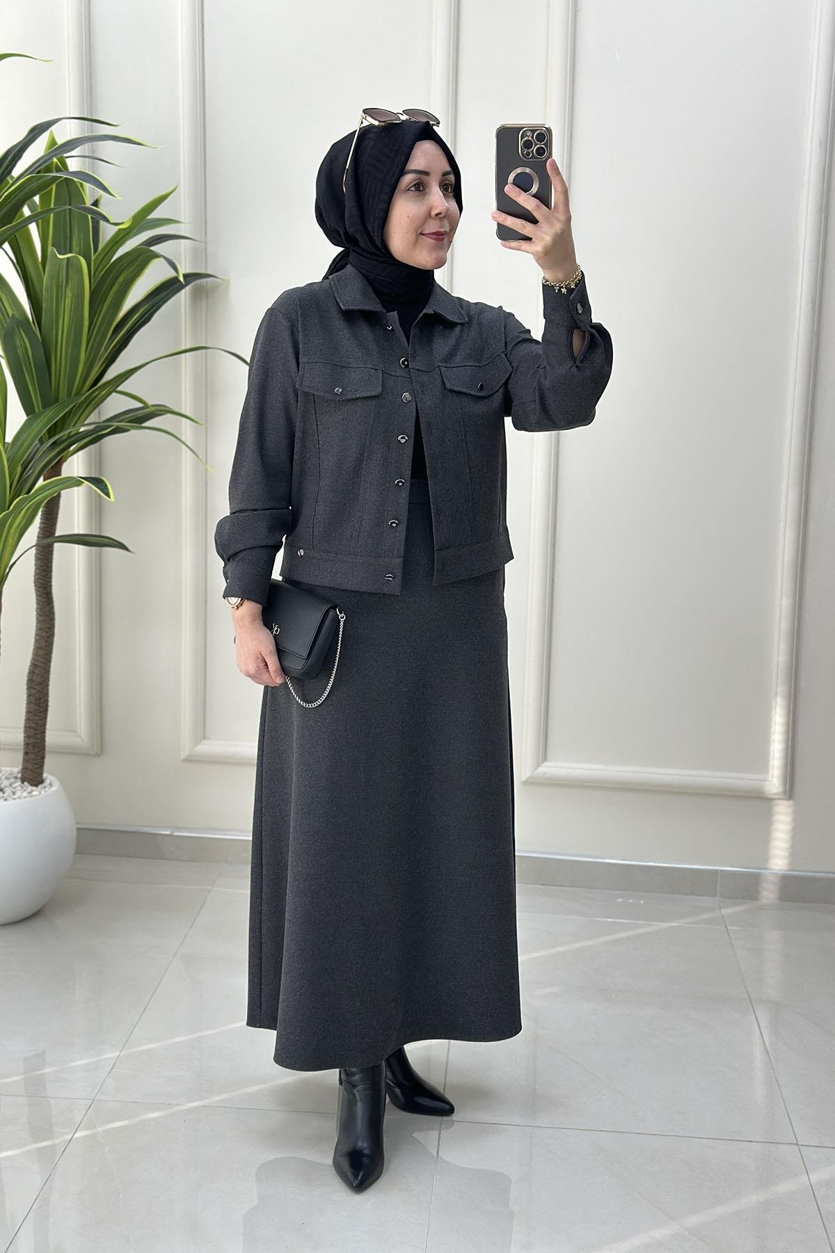 Tesettür Etekli TakımArmine Trend Önü Düğmeli Ceket ve A Kesim Etek Kadın İkili Takım Antrasit ARM 6111