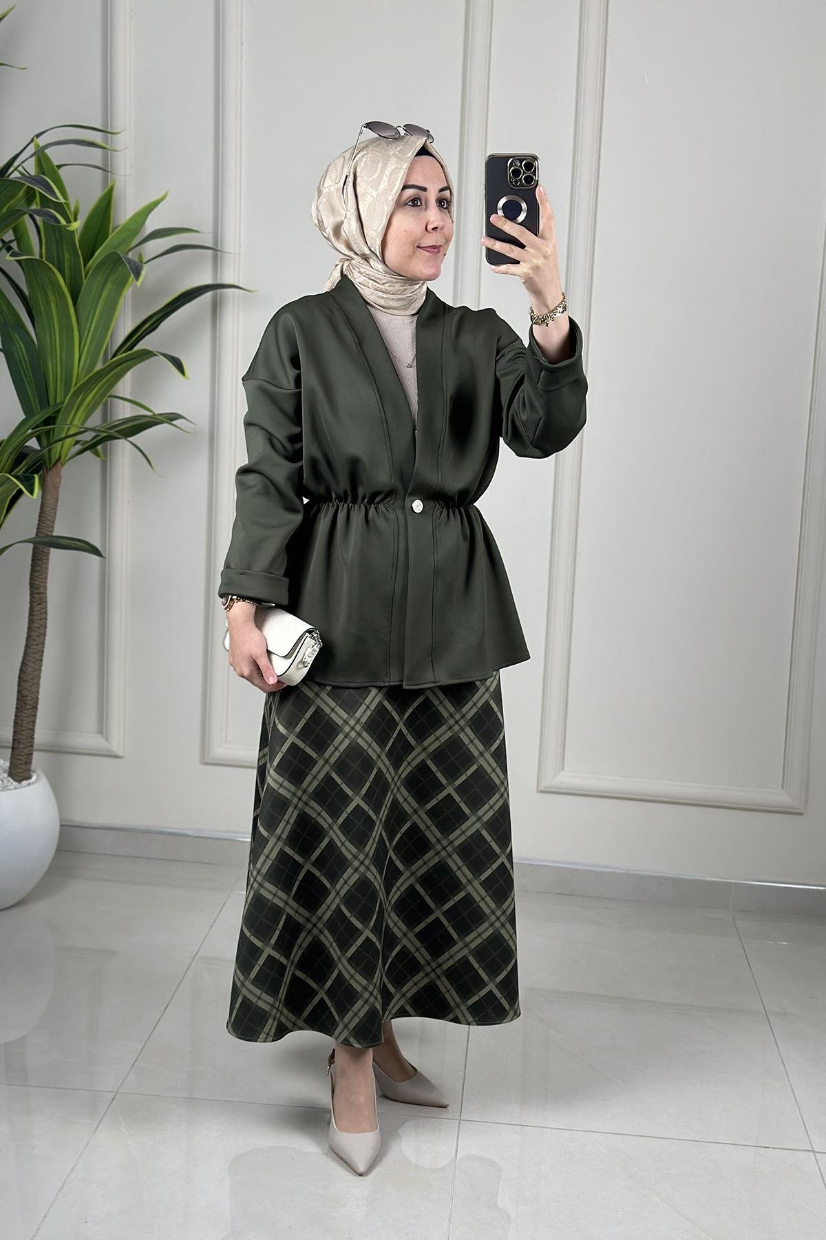 Tesettür Etekli TakımDüşük Omuz Beli Büzgülü Ceket ve Ekose Etek Kadın İkili Takım Yeşil ARMİ 75623