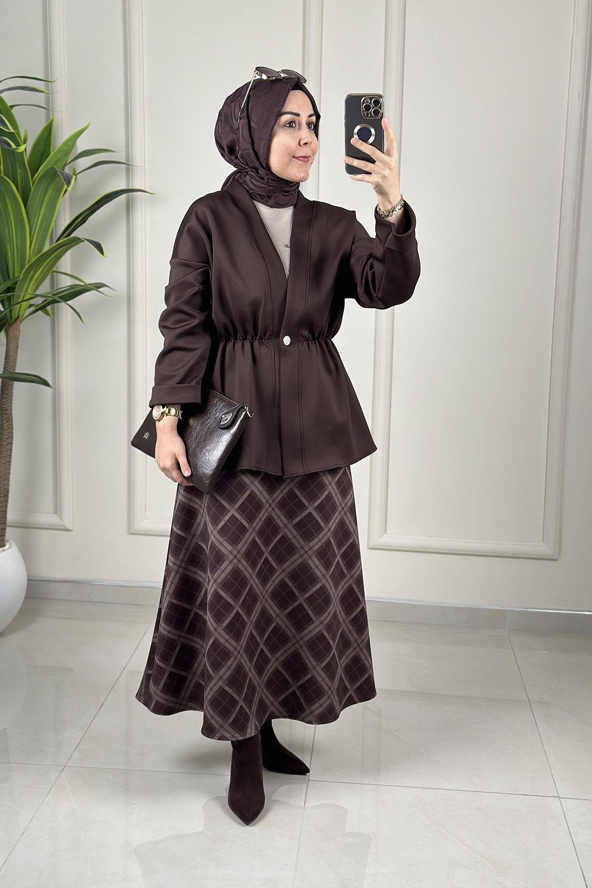 Tesettür Etekli TakımDüşük Omuz Beli Büzgülü Ceket ve Ekose Etek Kadın İkili Takım Kahverengi ARMİ 75623