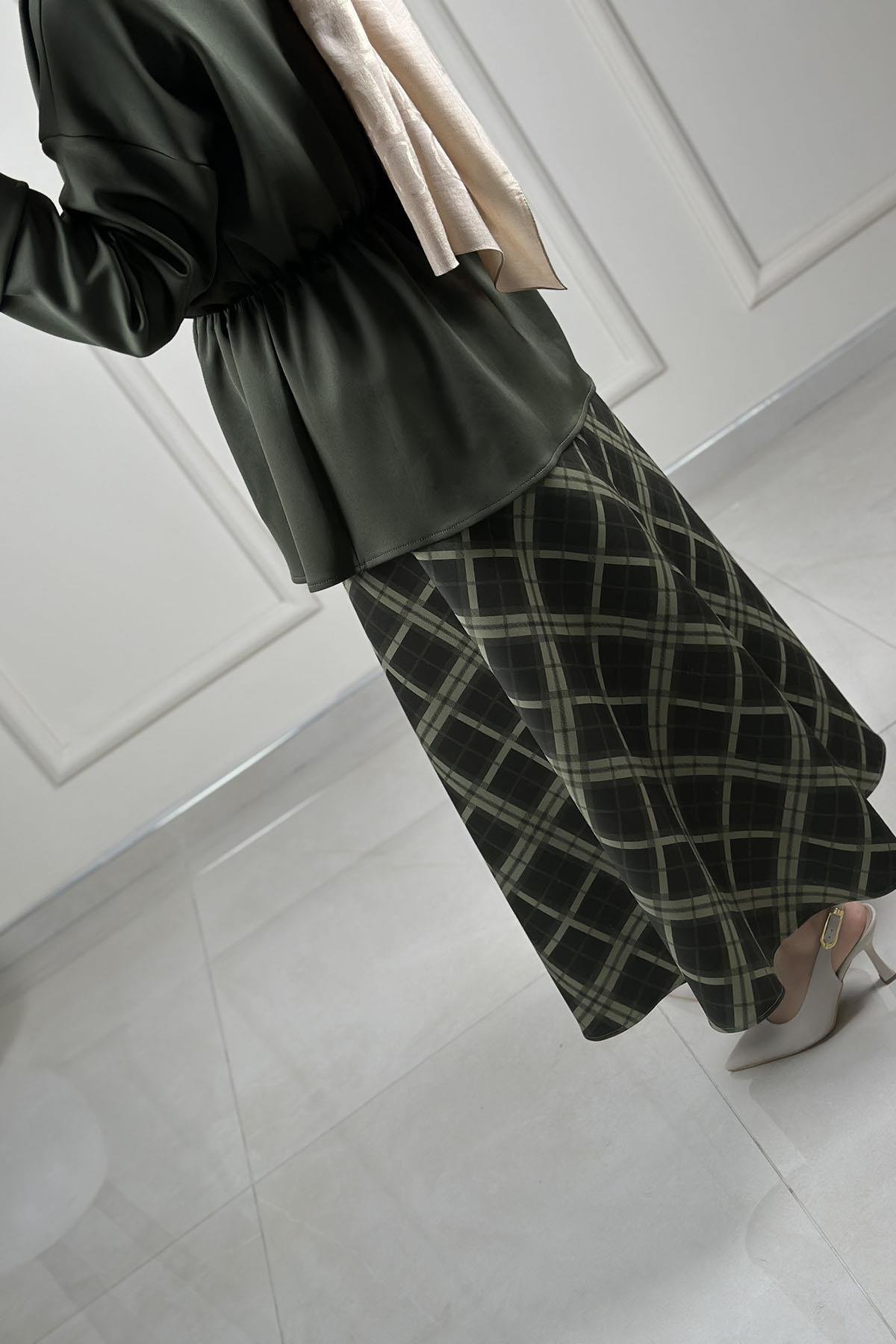 Tesettür Etekli TakımDüşük Omuz Beli Büzgülü Ceket ve Ekose Etek Kadın İkili Takım Yeşil ARMİ 75623