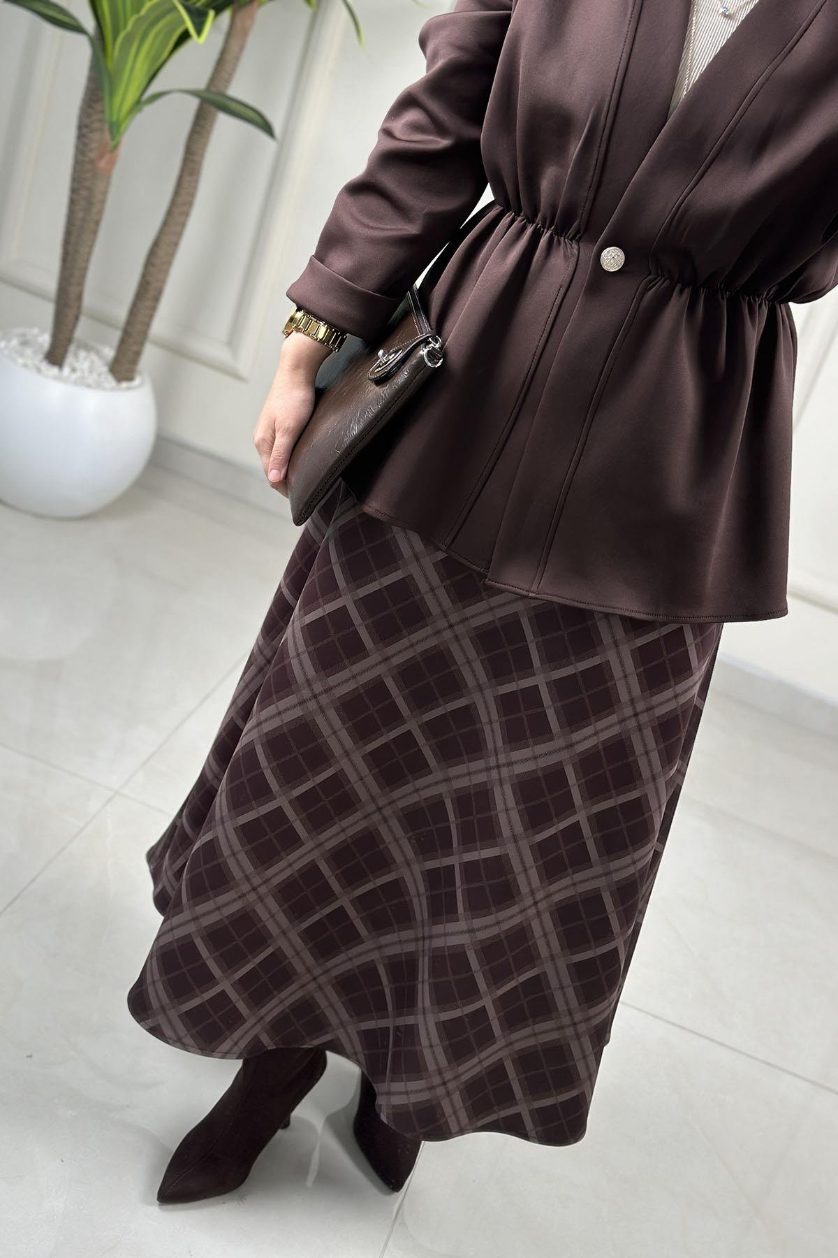 Tesettür Etekli TakımDüşük Omuz Beli Büzgülü Ceket ve Ekose Etek Kadın İkili Takım Kahverengi ARMİ 75623