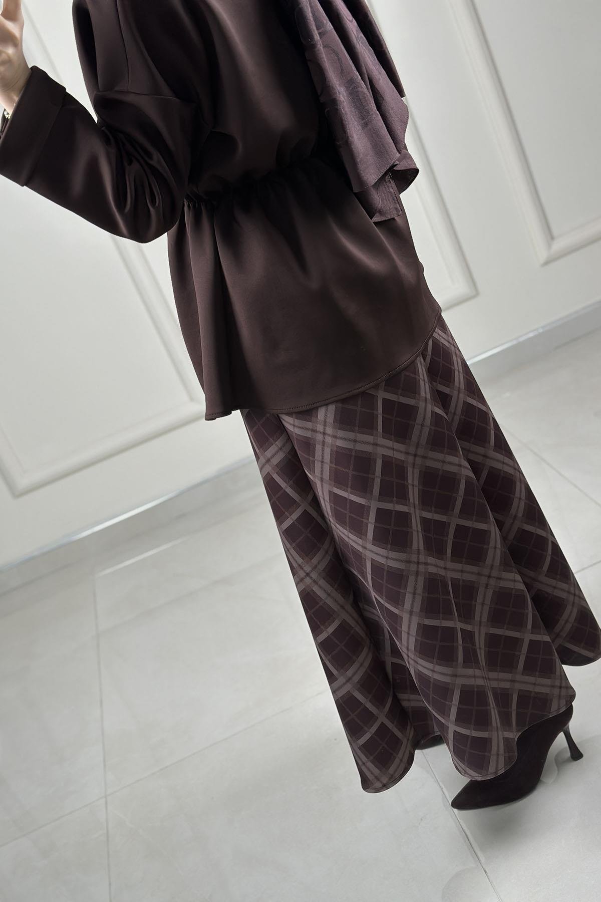 Tesettür Etekli TakımDüşük Omuz Beli Büzgülü Ceket ve Ekose Etek Kadın İkili Takım Kahverengi ARMİ 75623