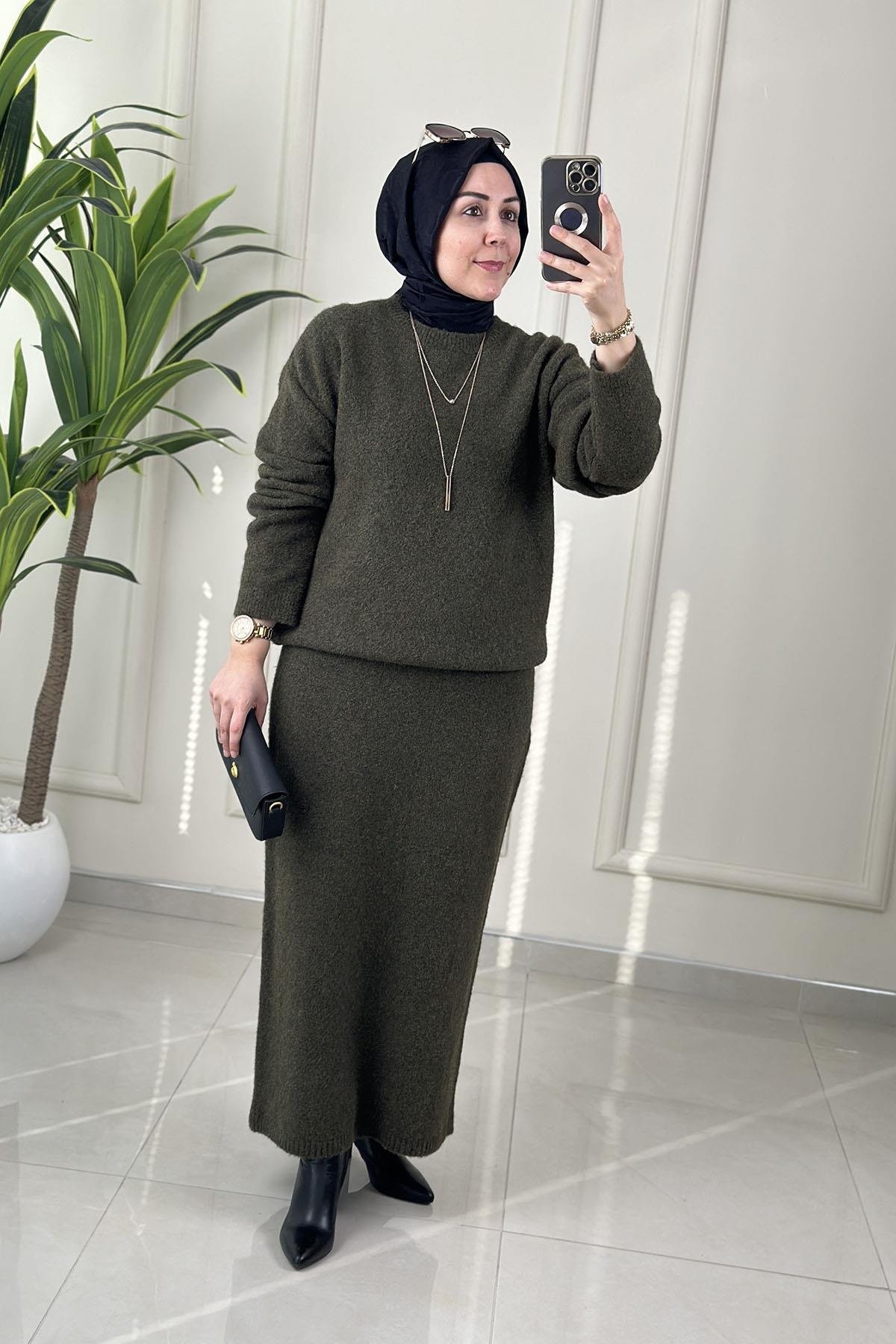 Tesettür Etekli TakımDüşük Omuz Yumoş Triko Bluz ve Etek Kadın İkili Takım Haki SRY 5034