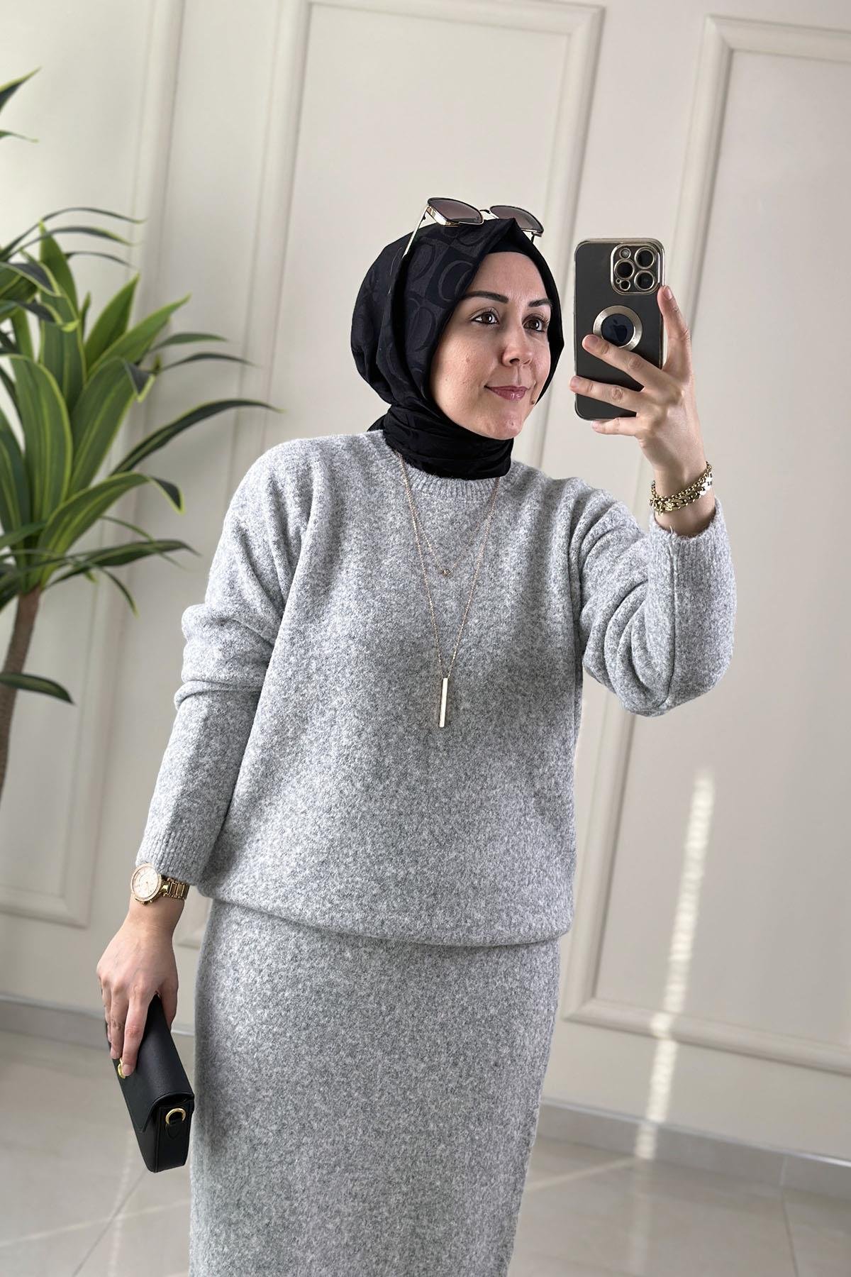 Tesettür Etekli TakımDüşük Omuz Yumoş Triko Bluz ve Etek Kadın İkili Takım Açık Gri SRY 5034