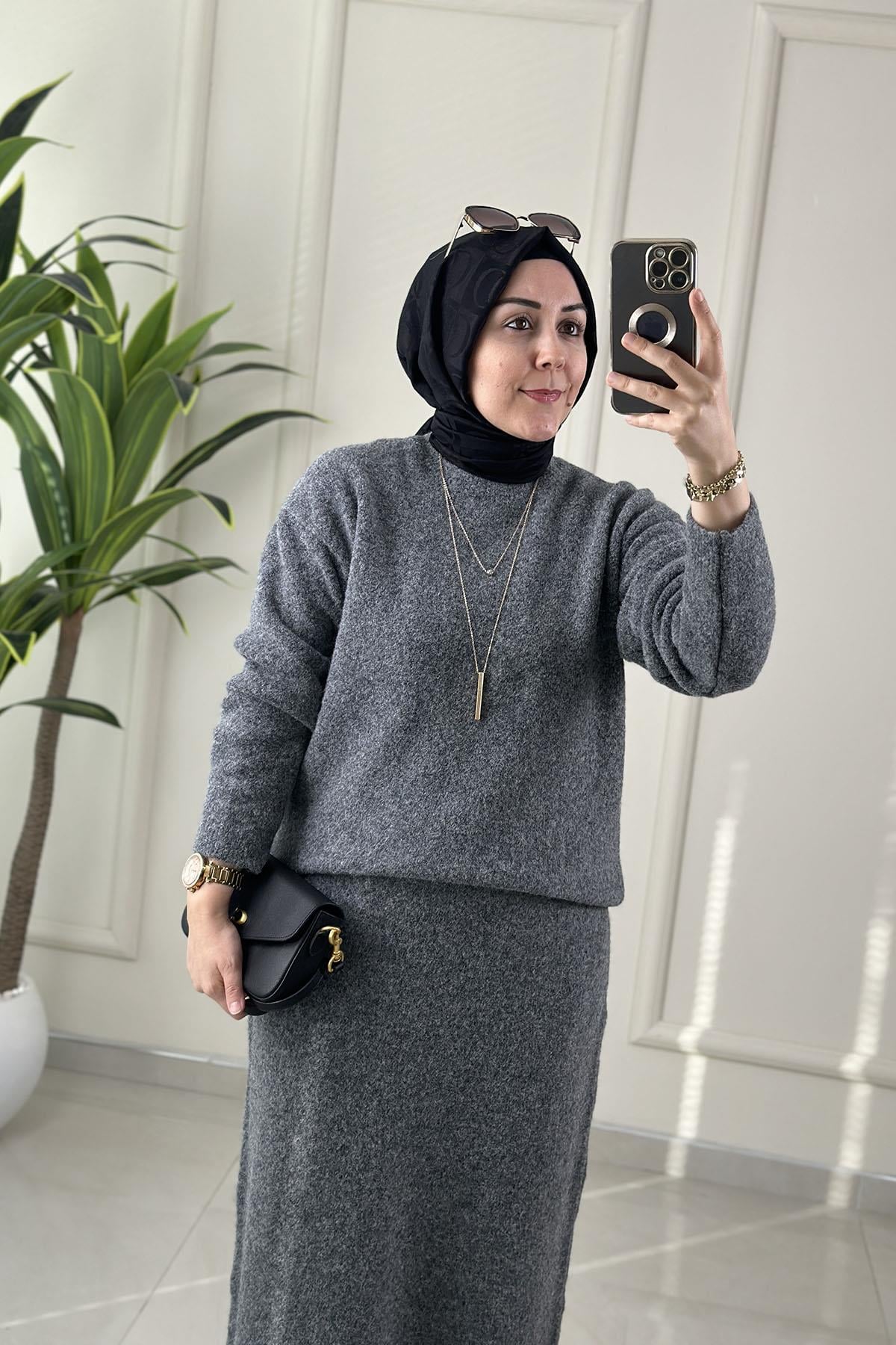 Tesettür Etekli TakımDüşük Omuz Yumoş Triko Bluz ve Etek Kadın İkili Takım Koyu Gri SRY 5034