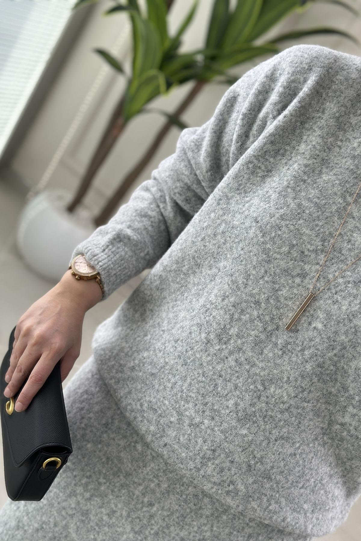 Tesettür Etekli TakımDüşük Omuz Yumoş Triko Bluz ve Etek Kadın İkili Takım Açık Gri SRY 5034