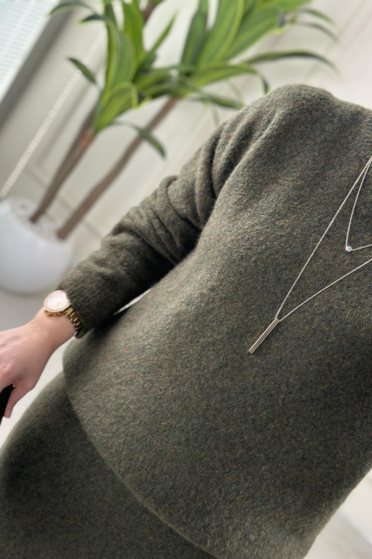 Tesettür Etekli TakımDüşük Omuz Yumoş Triko Bluz ve Etek Kadın İkili Takım Haki SRY 5034