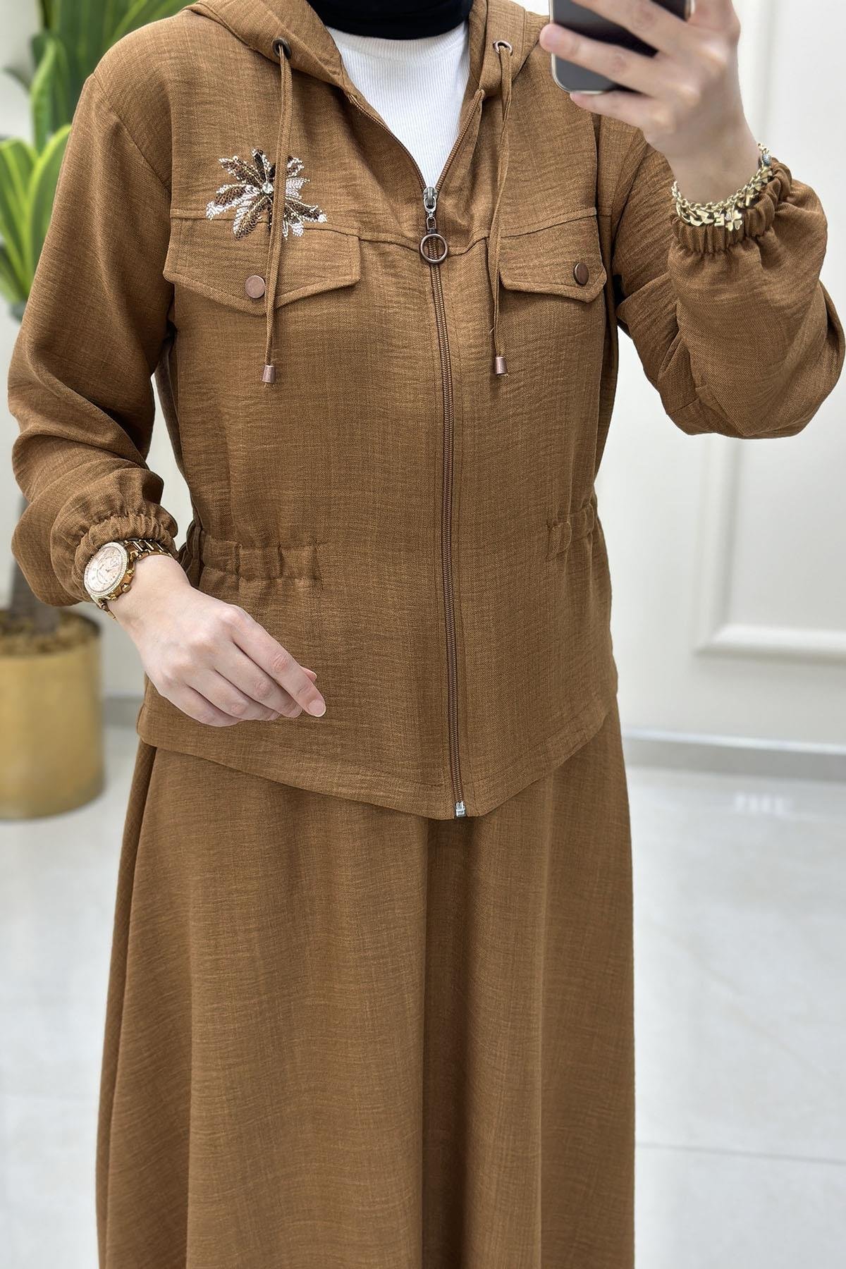 Tesettür Etekli TakımNakış Detaylı Beli Büzgülü Ceket ve Kloş Etek Kadın İkili Takım Taba ESS 2106