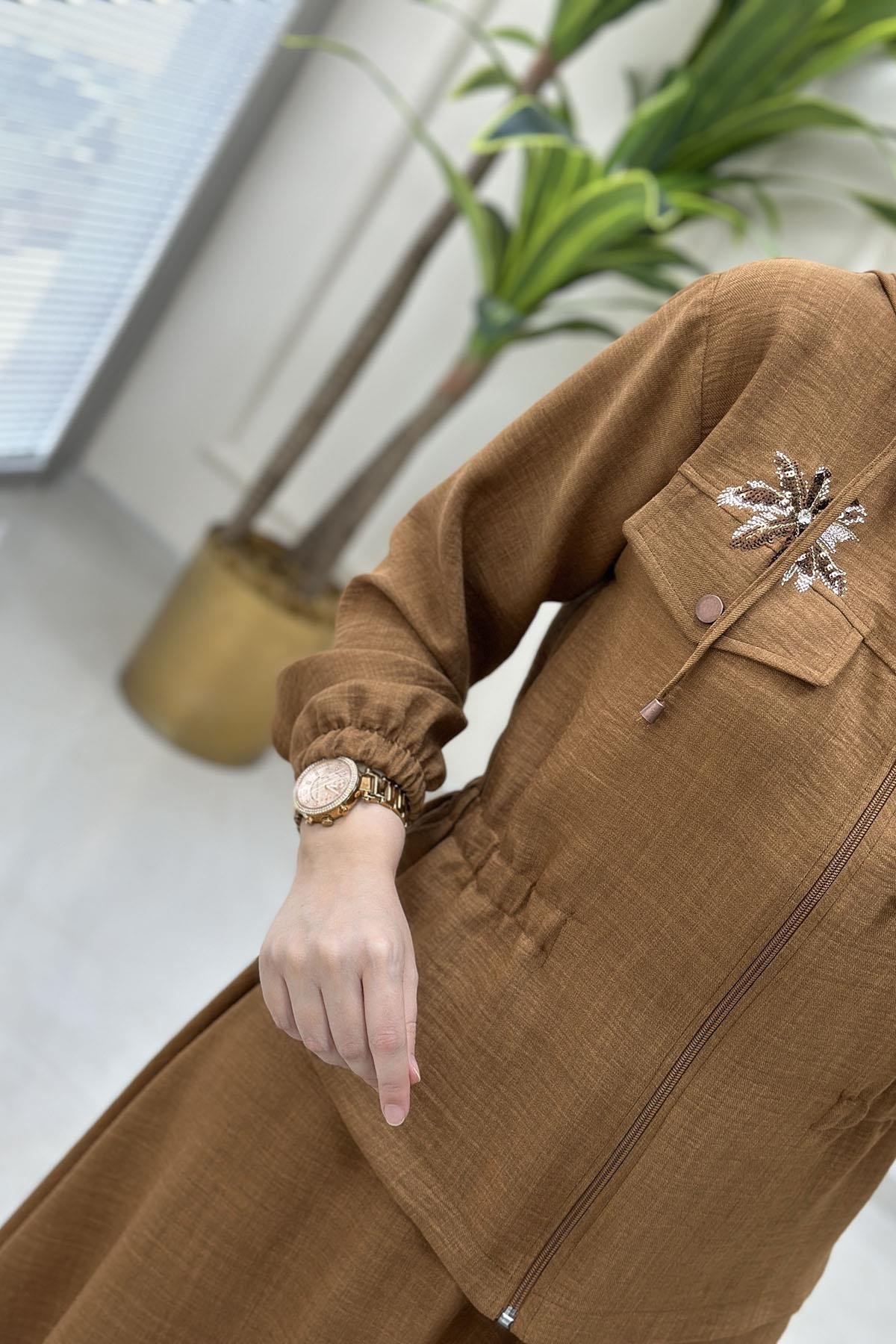 Tesettür Etekli TakımNakış Detaylı Beli Büzgülü Ceket ve Kloş Etek Kadın İkili Takım Taba ESS 2106