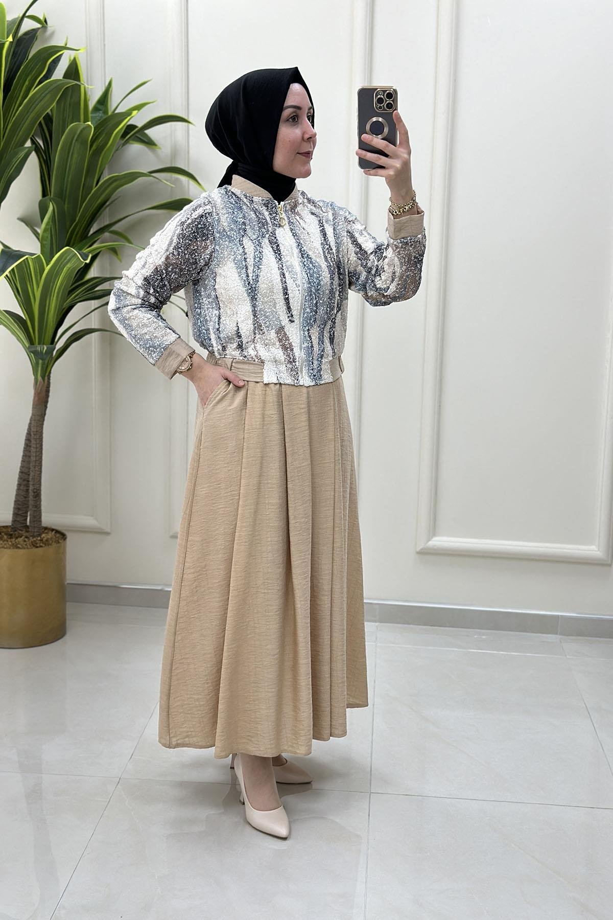 Tesettür Etekli TakımPulpayetli Önü Fermuarlı Ceket ve Volanlı Etek Kadın İkili Takım Camel KADO 5087