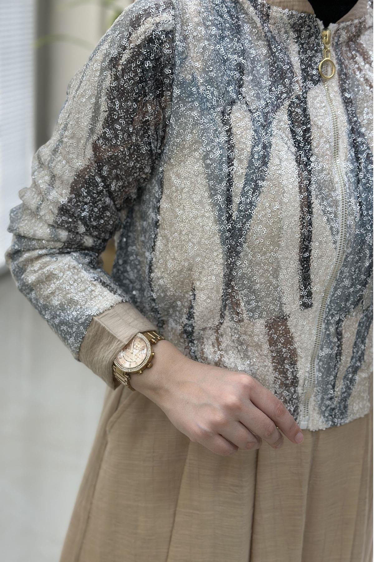 Tesettür Etekli TakımPulpayetli Önü Fermuarlı Ceket ve Volanlı Etek Kadın İkili Takım Camel KADO 5087