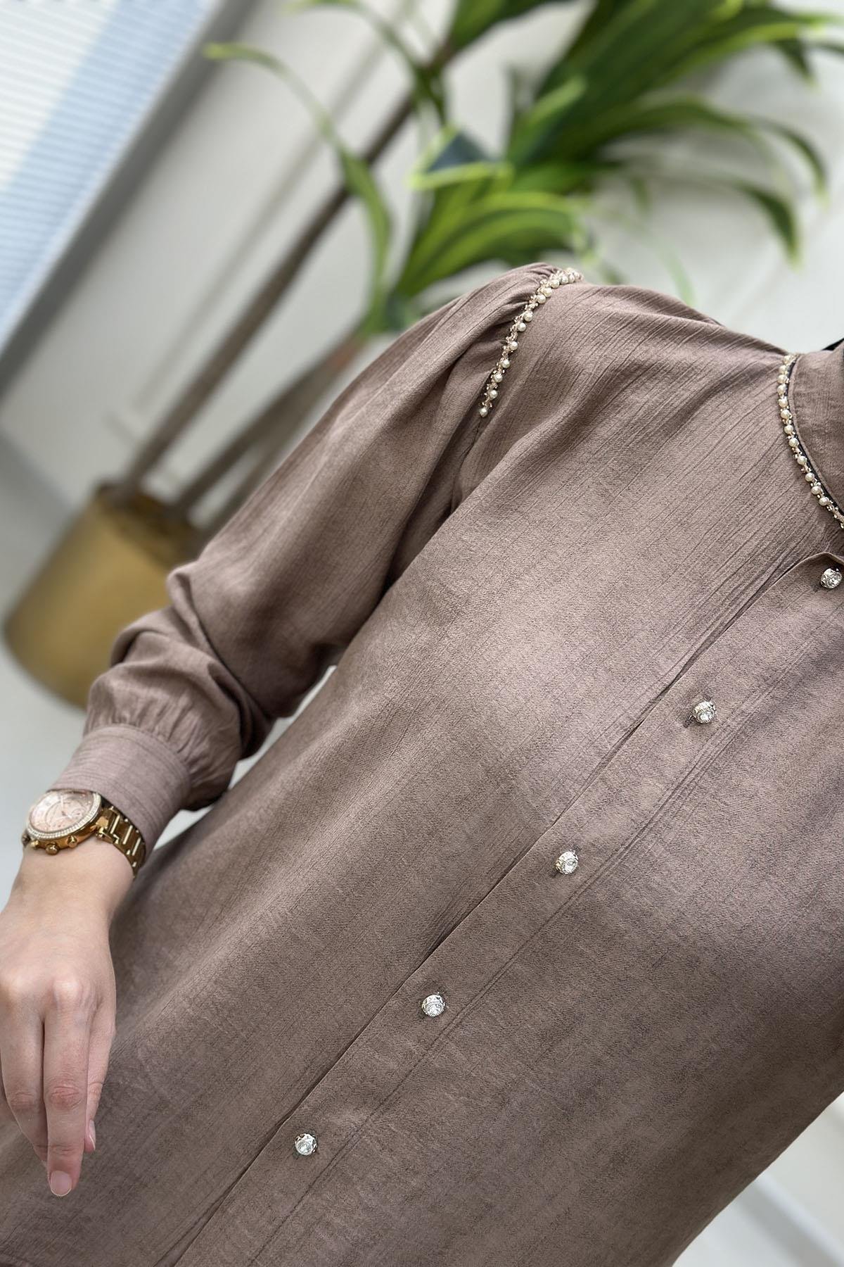 Tesettür Etekli TakımYaka ve Omuz İnci Detaylı Gömlek ve Kloş Etek Kadın İkili Takım Vizon CNR 2176