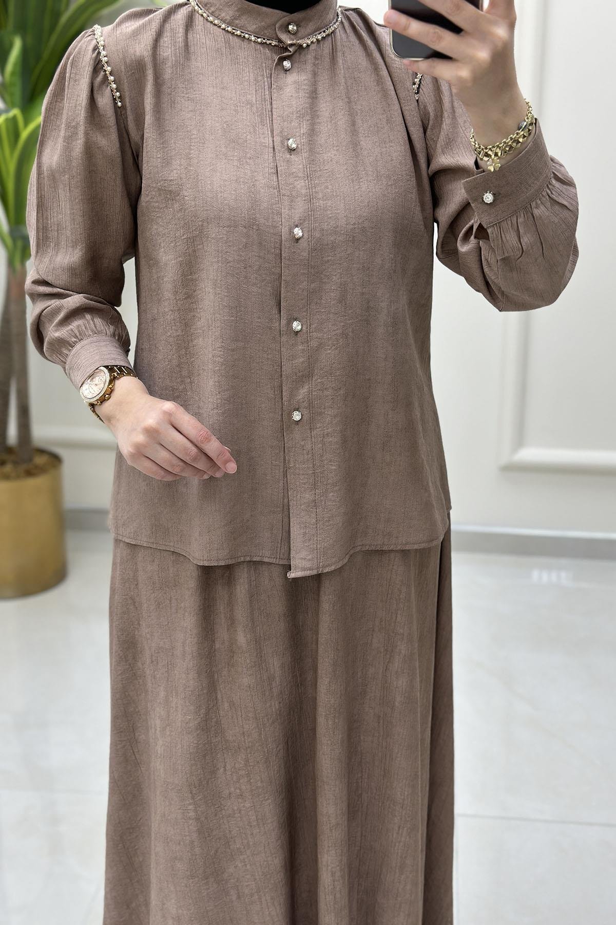 Tesettür Etekli TakımYaka ve Omuz İnci Detaylı Gömlek ve Kloş Etek Kadın İkili Takım Vizon CNR 2176