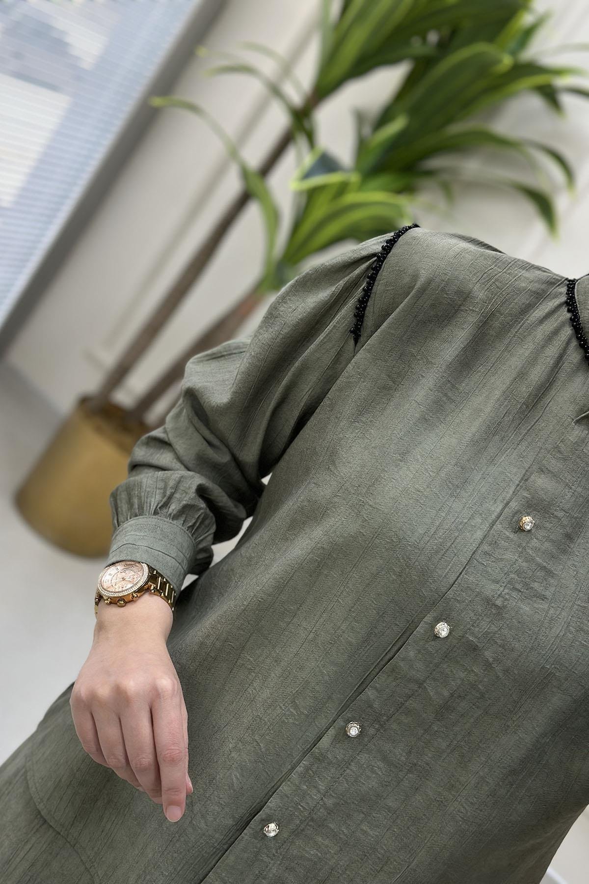 Tesettür Etekli TakımYaka ve Omuz İnci Detaylı Gömlek ve Kloş Etek Kadın İkili Takım Haki CNR 2176