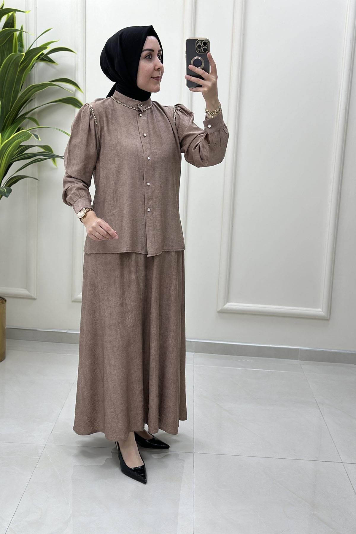 Tesettür Etekli TakımYaka ve Omuz İnci Detaylı Gömlek ve Kloş Etek Kadın İkili Takım Vizon CNR 2176