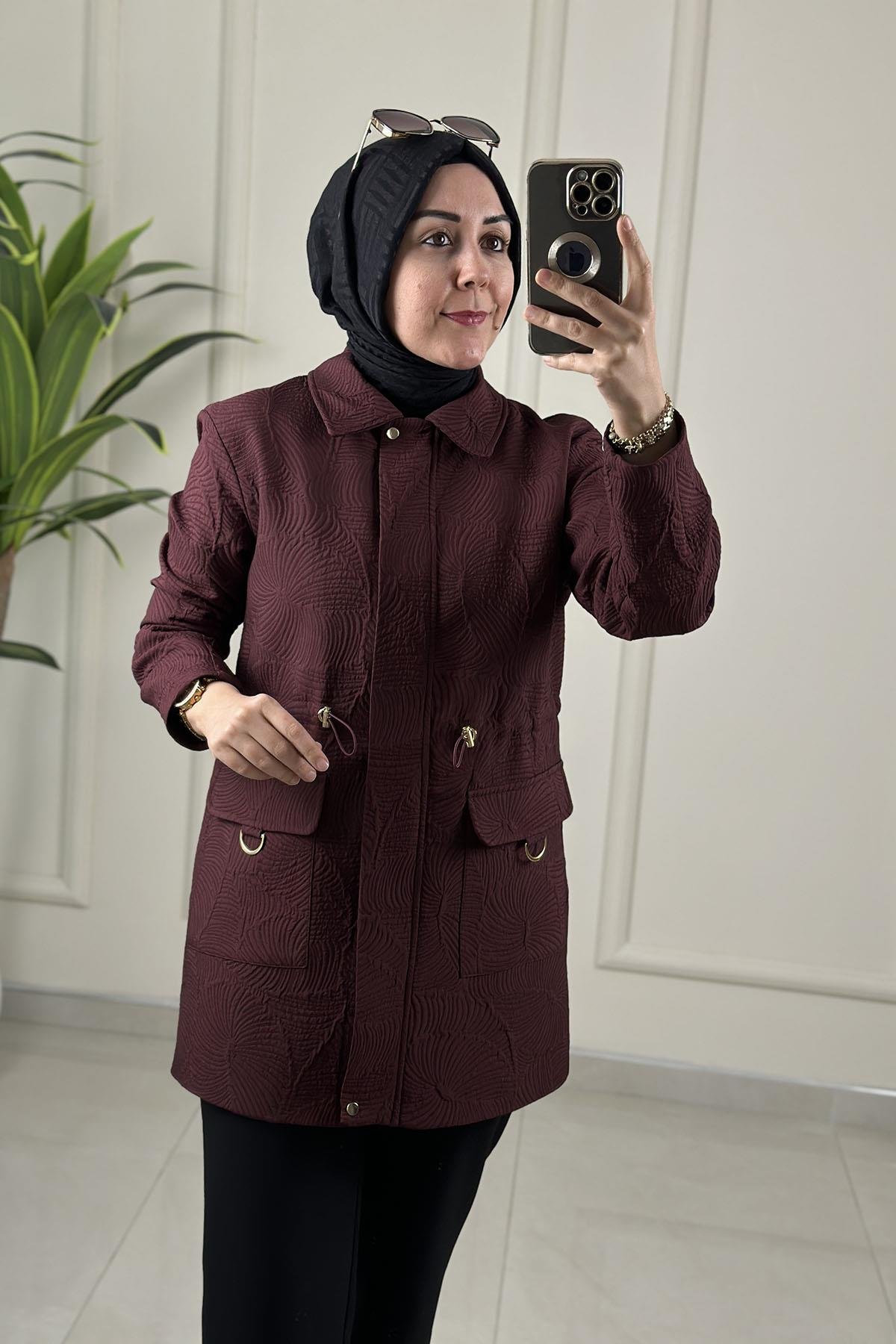 Tesettür Giy Çık KapArmine Trend Önü Fermuarlı Kendinden Desenli Astarlı Mevsimlik Kap Vişne ARM 525