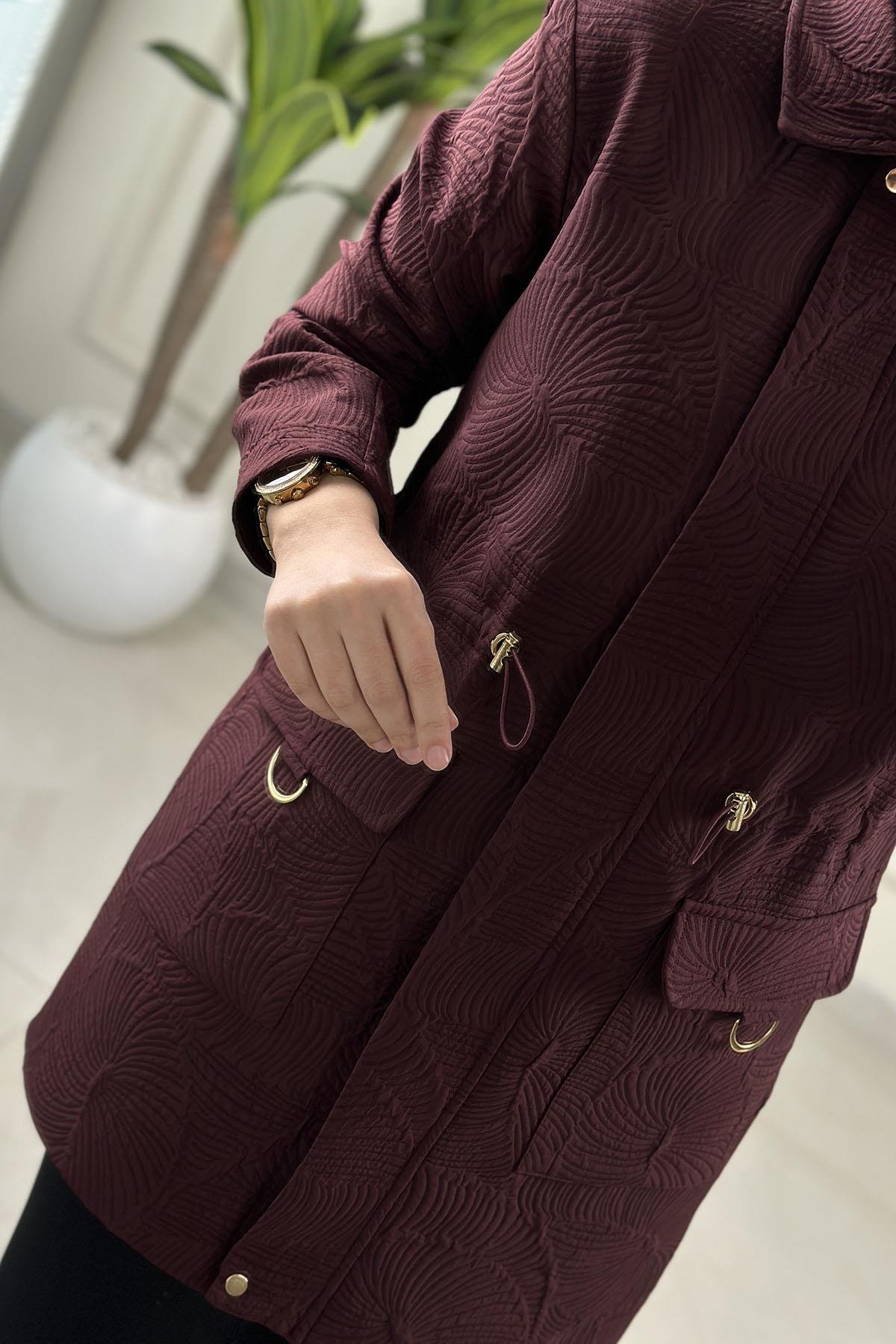 Tesettür Giy Çık KapArmine Trend Önü Fermuarlı Kendinden Desenli Astarlı Mevsimlik Kap Vişne ARM 525