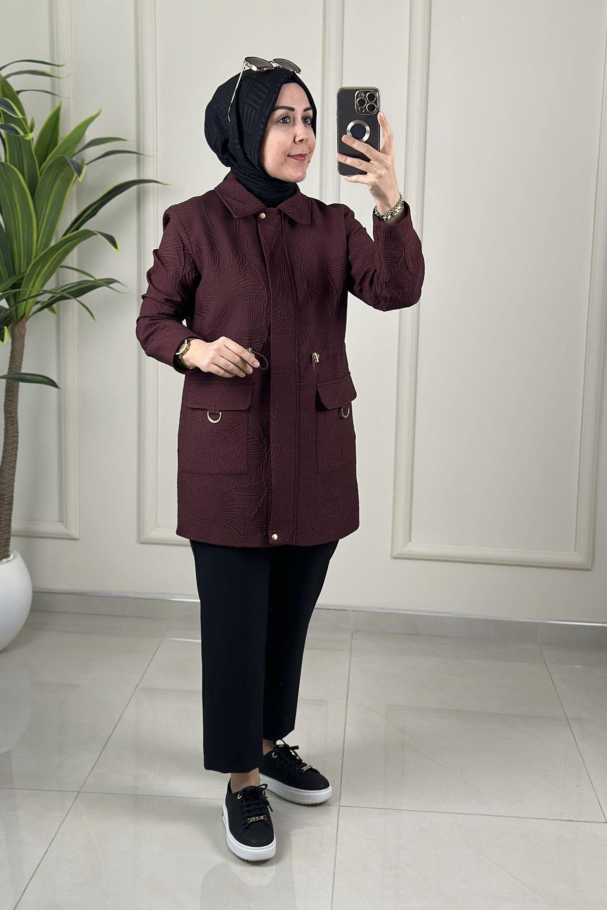 Tesettür Giy Çık KapArmine Trend Önü Fermuarlı Kendinden Desenli Astarlı Mevsimlik Kap Vişne ARM 525