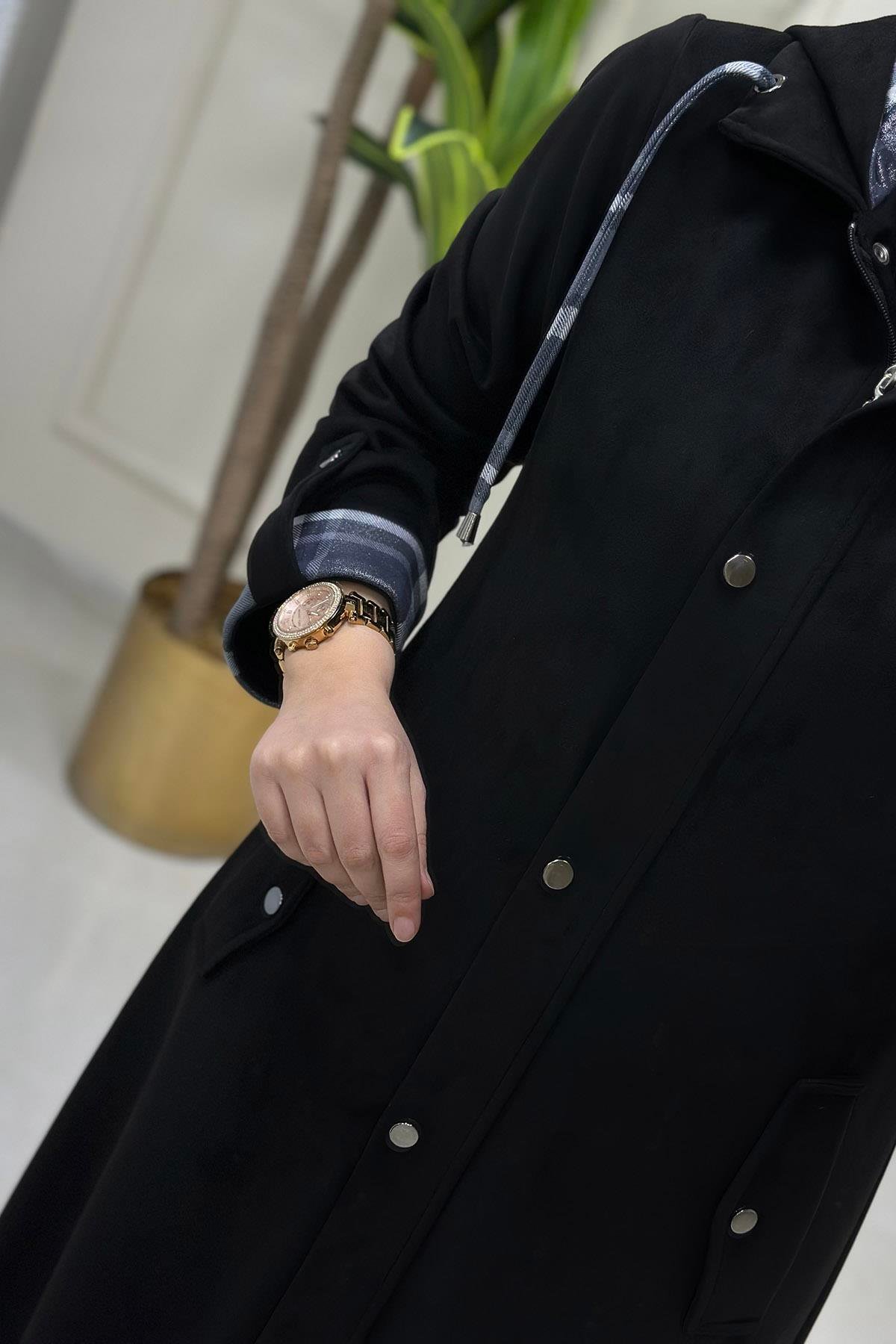 Tesettür Giy Çık KapBurbery Desen Garnili Önü Fermuar ve Çıtçıtlı Kadın Süet Kap Siyah BRL 6131