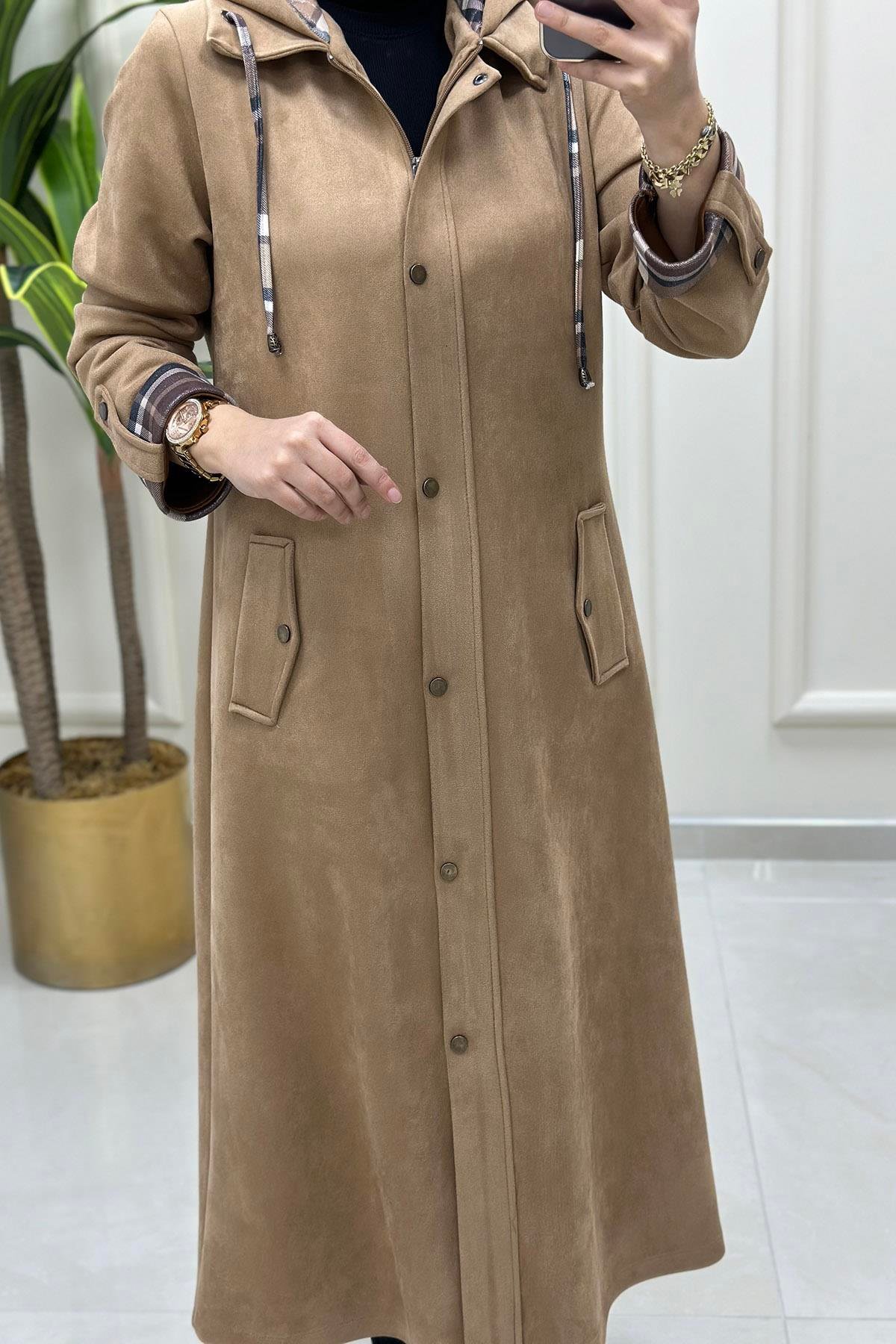 Tesettür Giy Çık KapBurbery Desen Garnili Önü Fermuar ve Çıtçıtlı Kadın Süet Kap Vizon BRL 6131