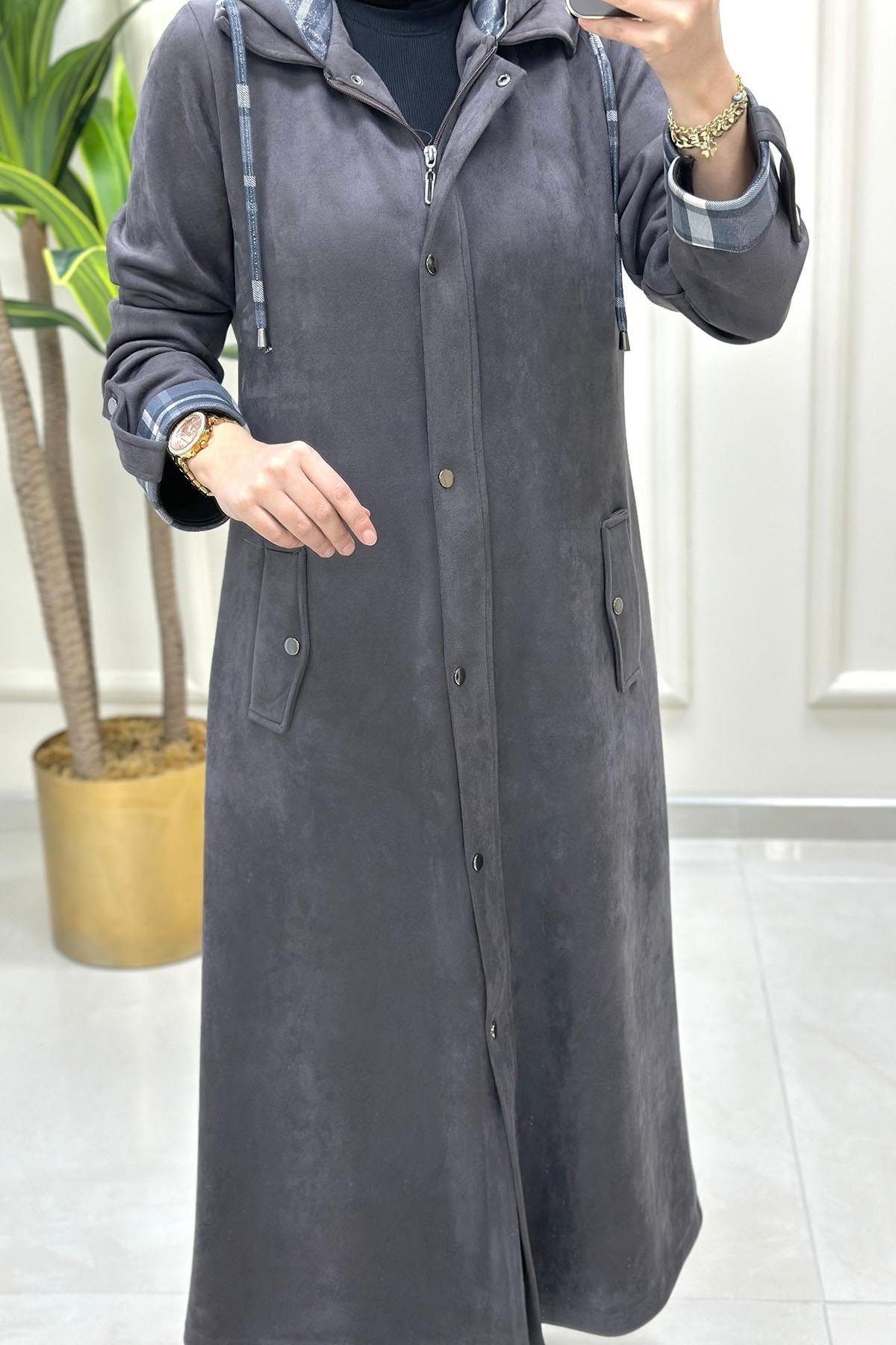 Tesettür Giy Çık KapBurbery Desen Garnili Önü Fermuar ve Çıtçıtlı Kadın Süet Kap Gri BRL 6131