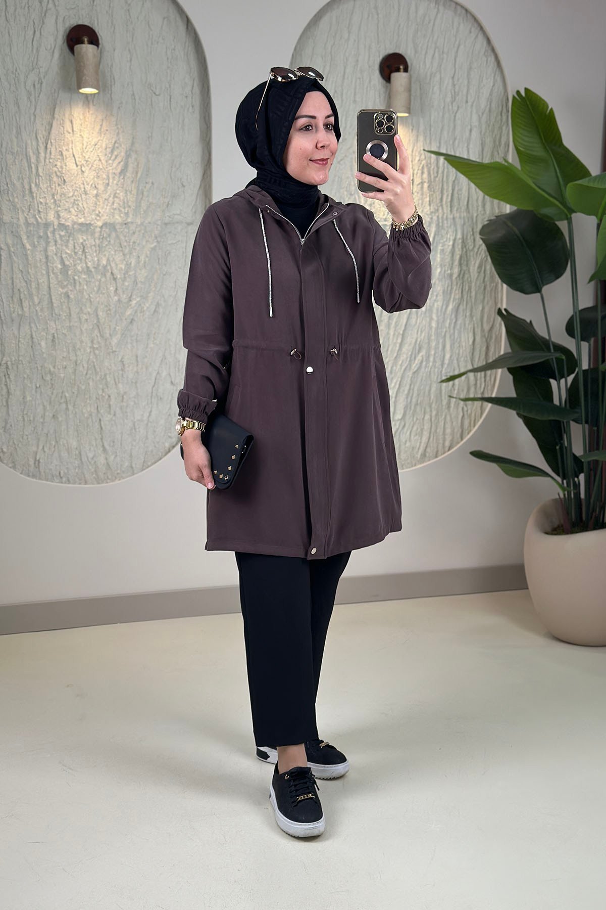 Tesettür Giy Çık KapModal Tensel Önü Fermuarlı Çıtçıtlı Beli Büzgülü Kadın Giyçık Kap Kahverengi KADO 268412