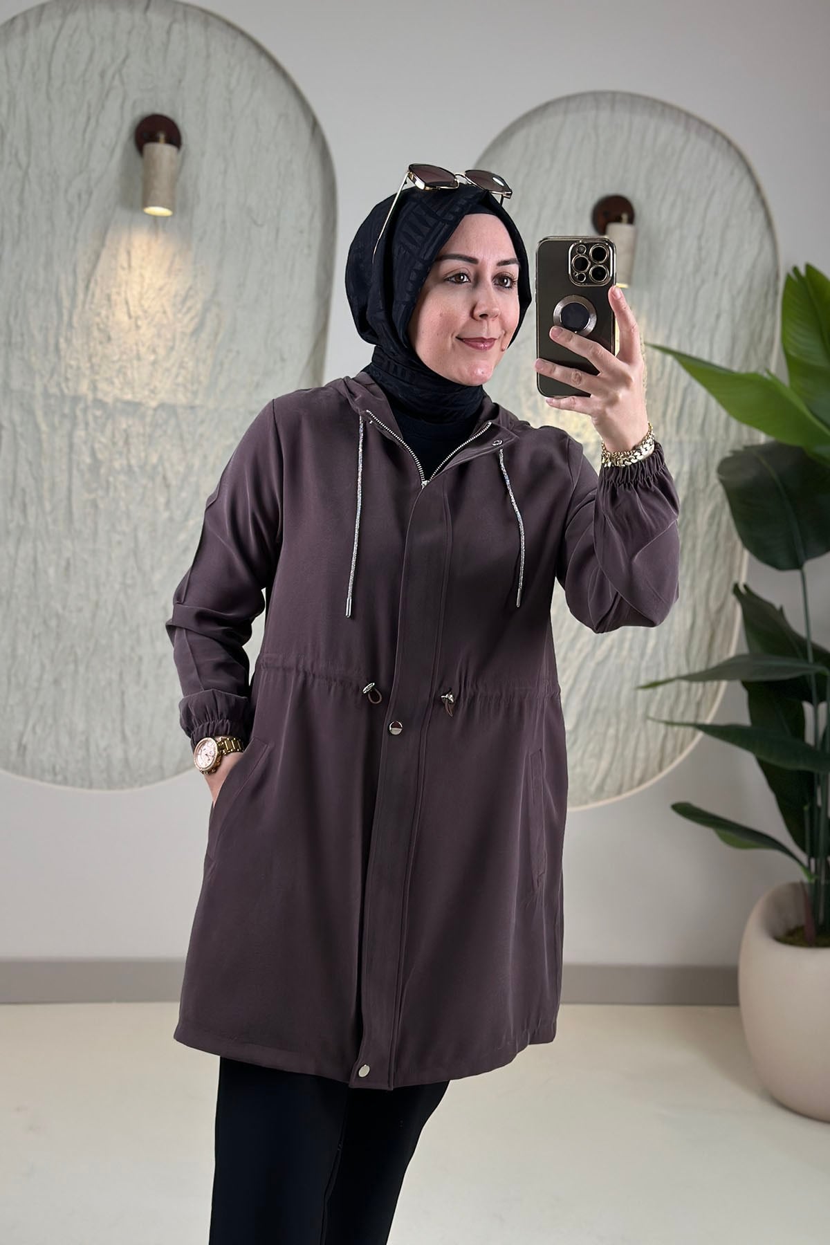 Tesettür Giy Çık KapModal Tensel Önü Fermuarlı Çıtçıtlı Beli Büzgülü Kadın Giyçık Kap Kahverengi KADO 268412