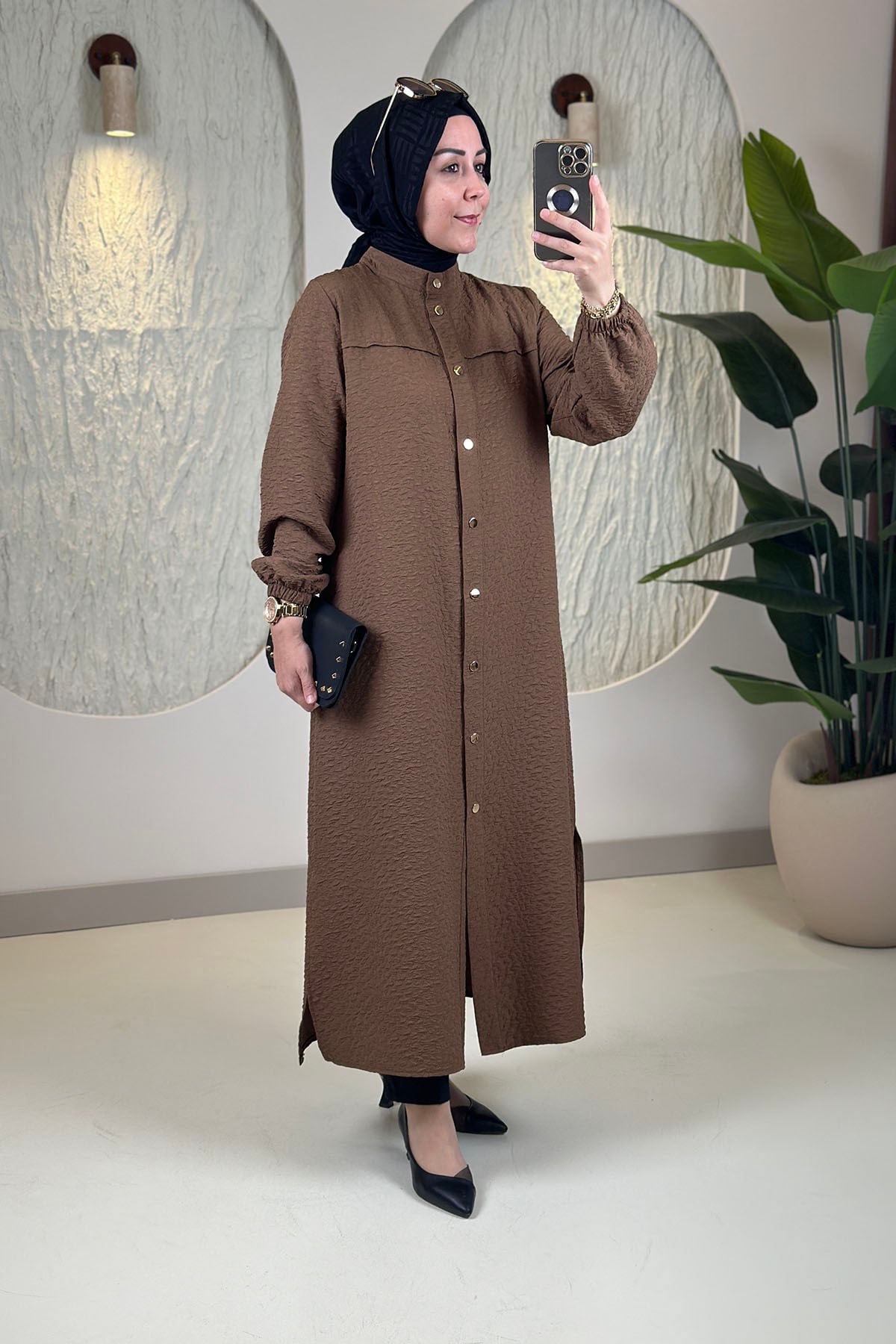 Tesettür Giy Çık KapÖnü Çıtçıtlı Kolu Büzgülü Uzun Kadın Giyçık Kap Taba QTN 4900