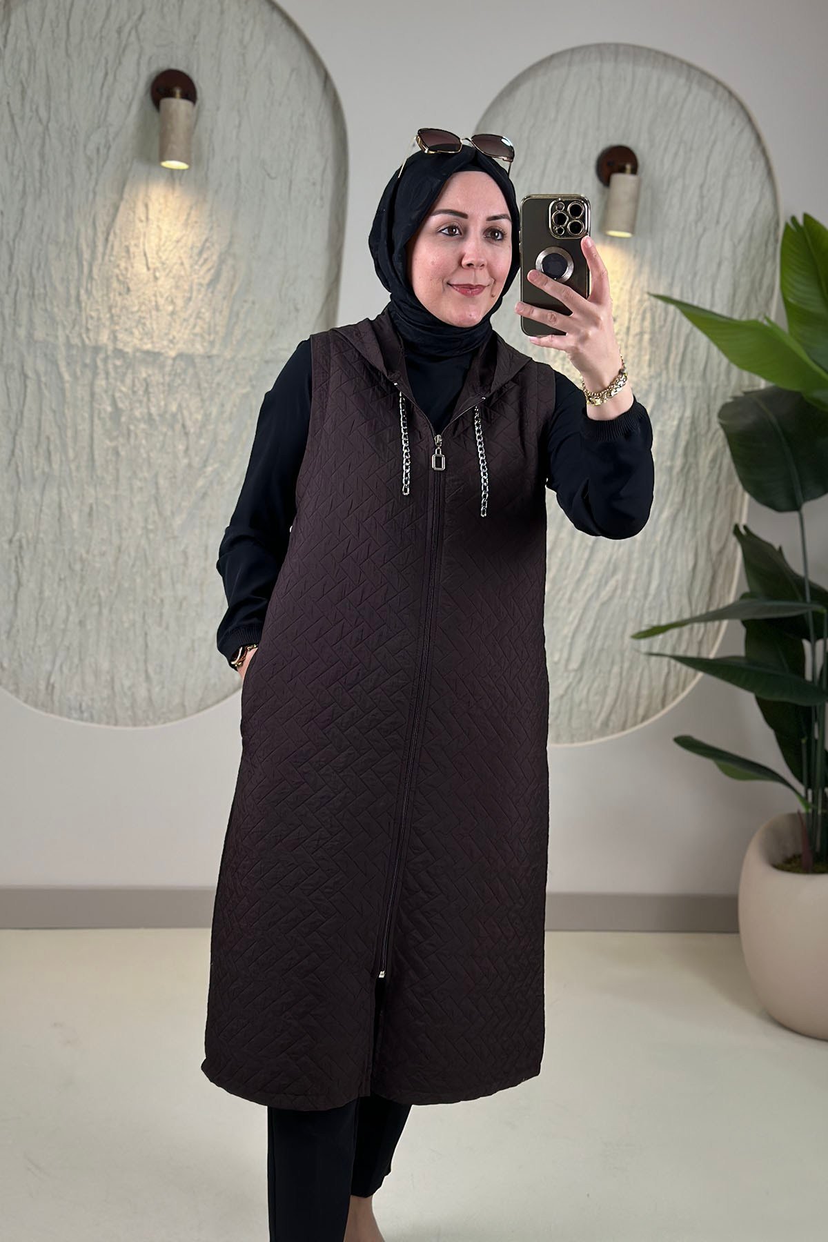 Tesettür Giy Çık KapÖnü Fermuarlı Yaka Zincir Detaylı Cepli Kadın Kapitone Yelek Kahverengi KADO 257780