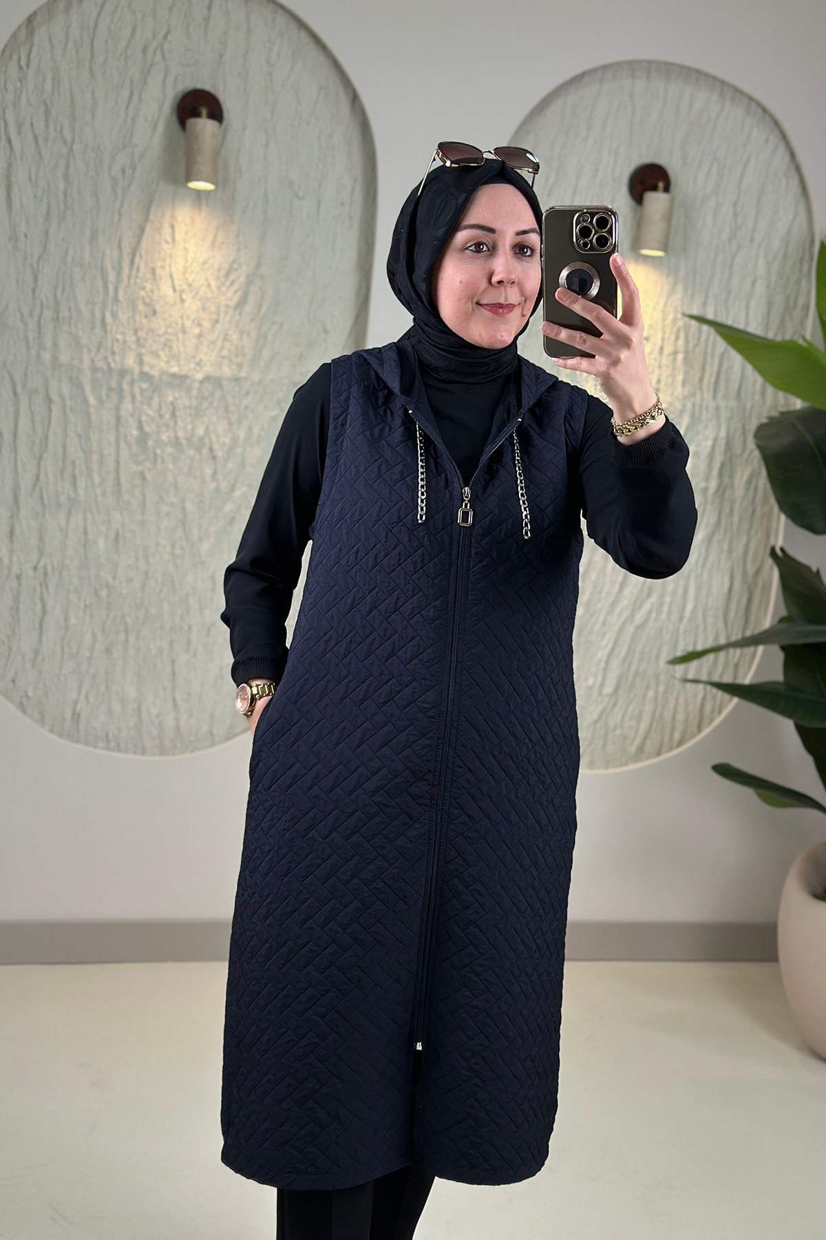 Tesettür Giy Çık KapÖnü Fermuarlı Yaka Zincir Detaylı Cepli Kadın Kapitone Yelek Lacivert KADO 257780