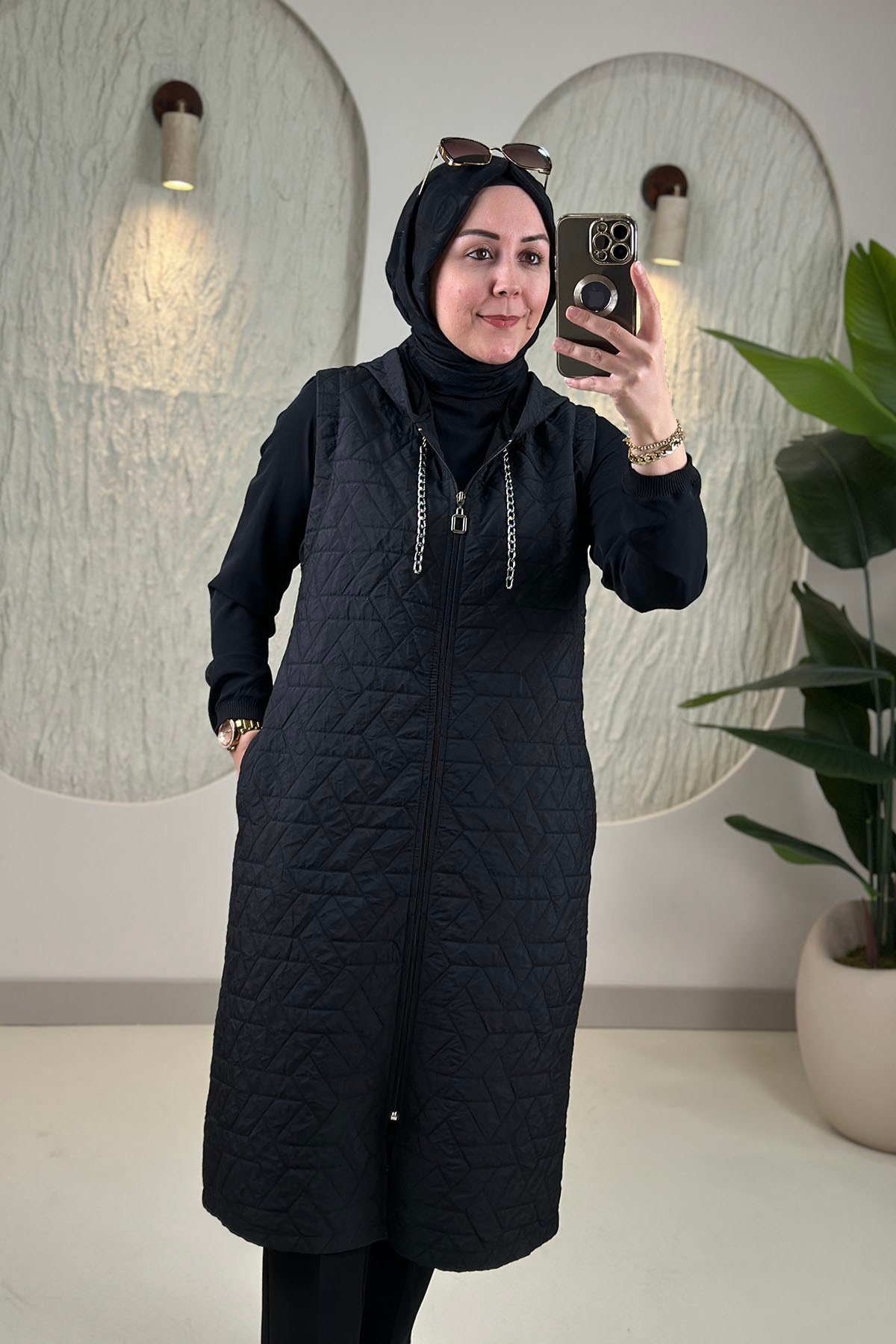 Tesettür Giy Çık KapÖnü Fermuarlı Yaka Zincir Detaylı Cepli Kadın Kapitone Yelek Siyah KADO 257780