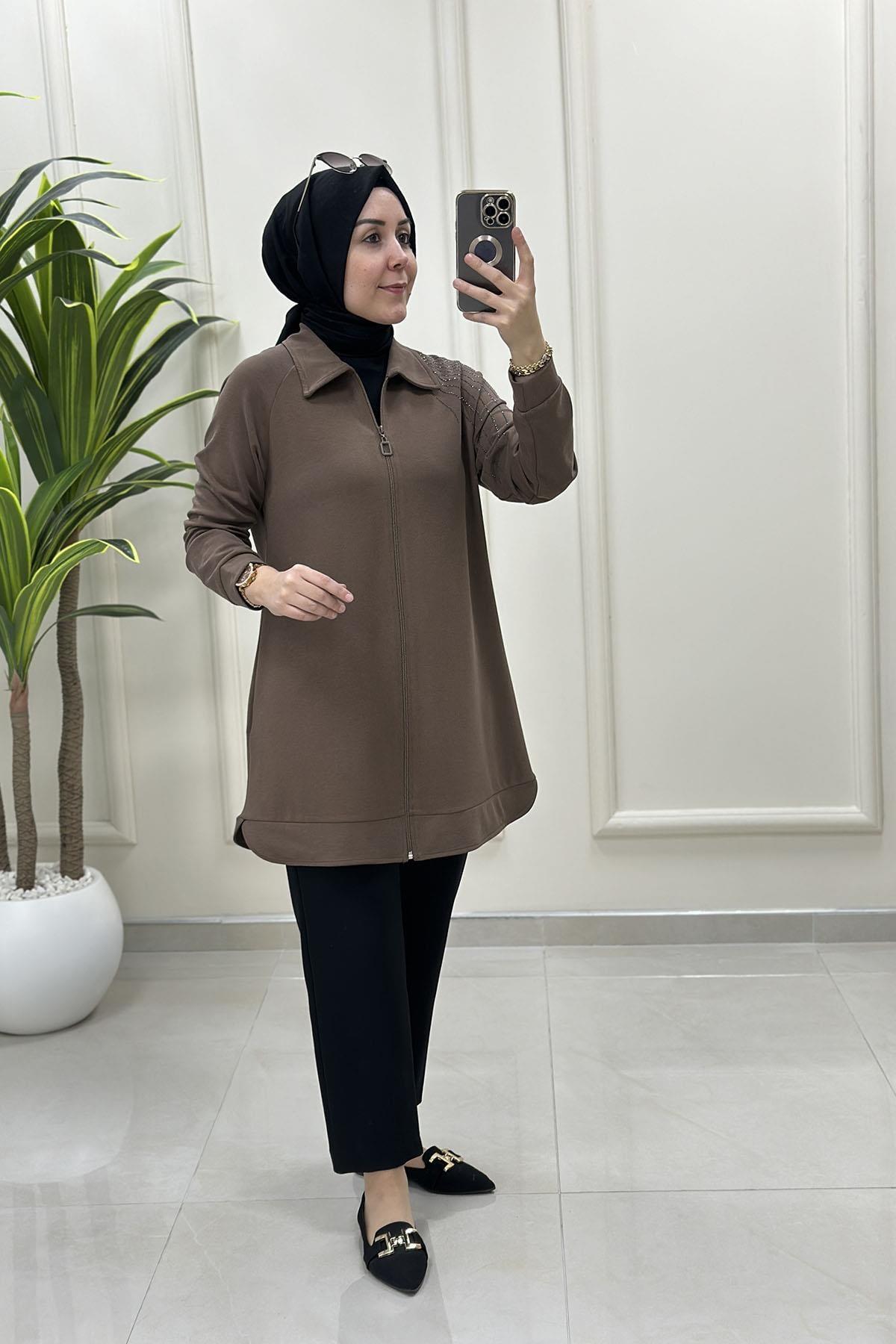 Tesettür Giy Çık KapReglan Kol Önü Fermuarlı Omuz Taş Detaylı Kadın Giyçık Tunik Koyu Vizon KADO 257207