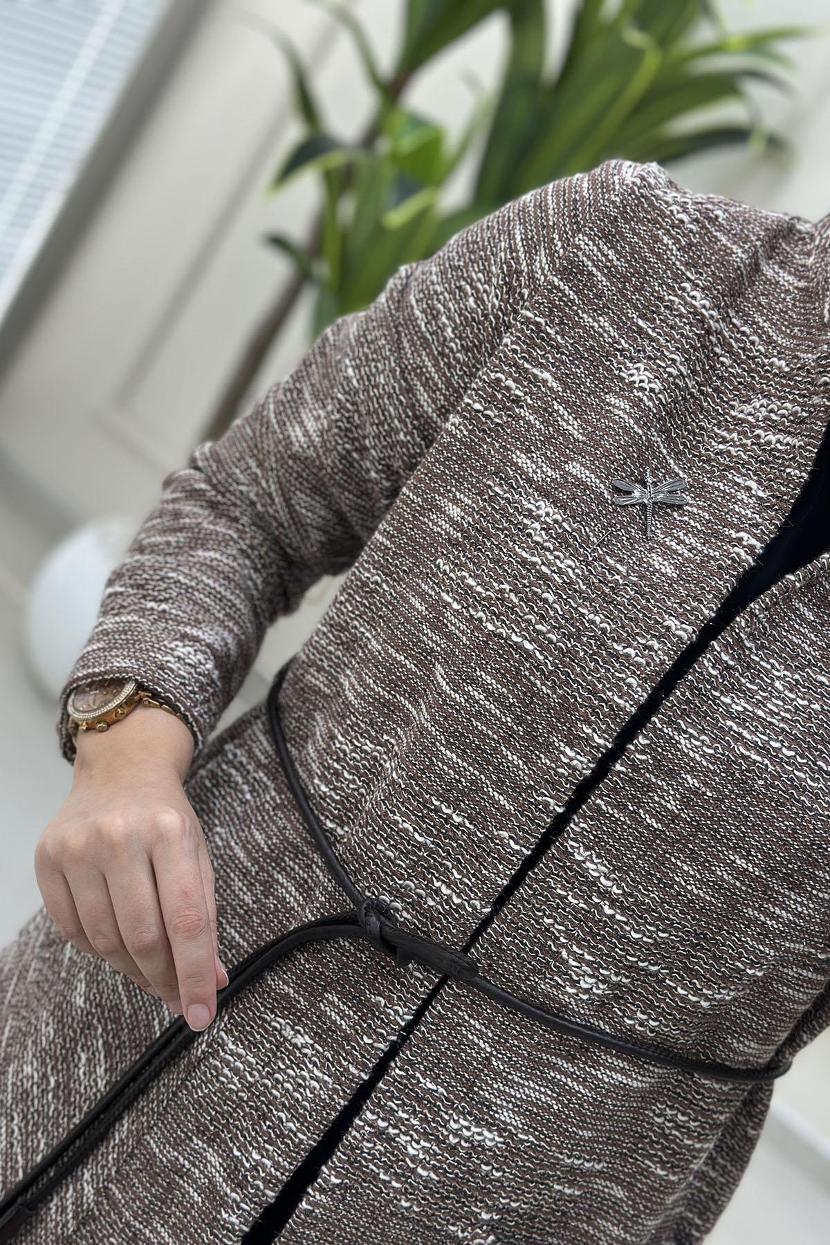 Tesettür HırkaArmine Trend Broş Detaylı Cepli Kadın Tüvit Hırka Kahverengi ARM 5005