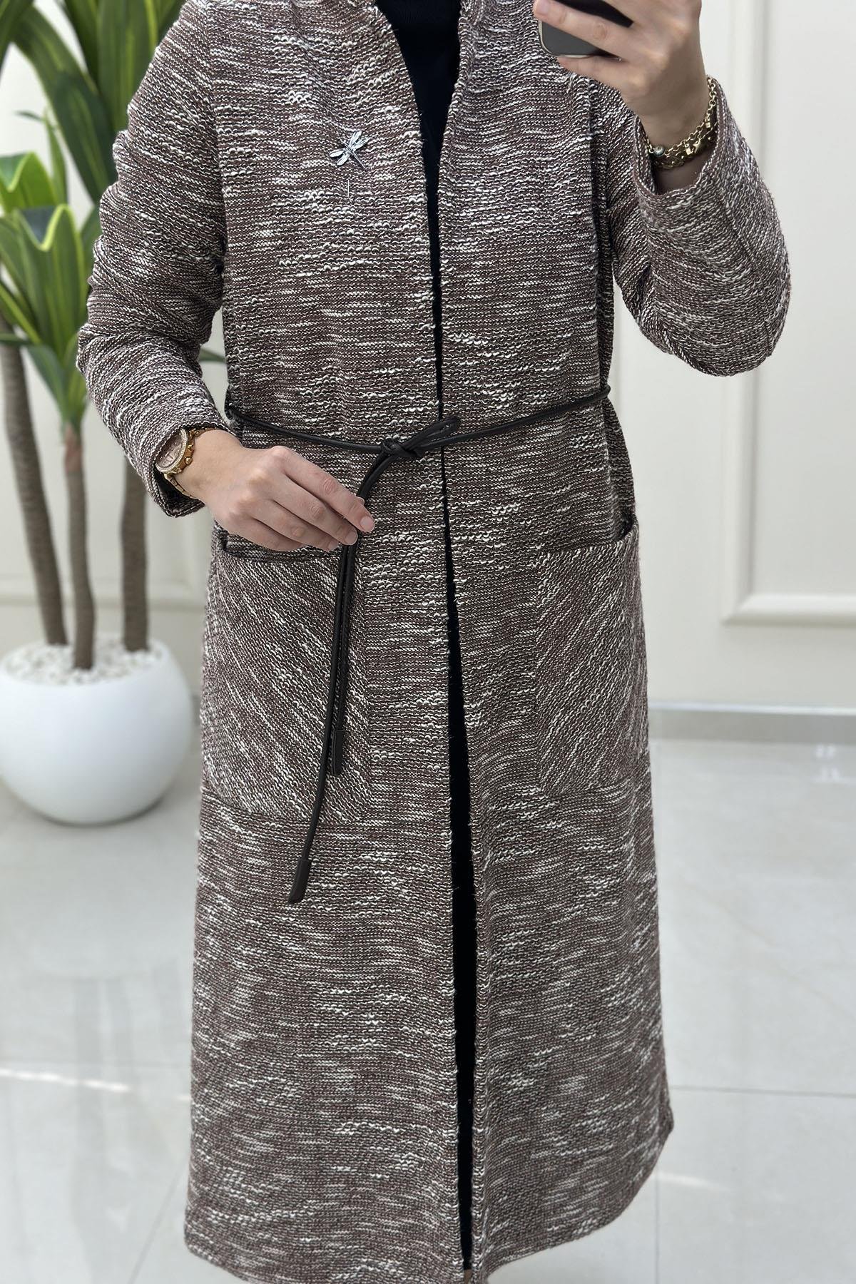 Tesettür HırkaArmine Trend Broş Detaylı Cepli Kadın Tüvit Hırka Kahverengi ARM 5005