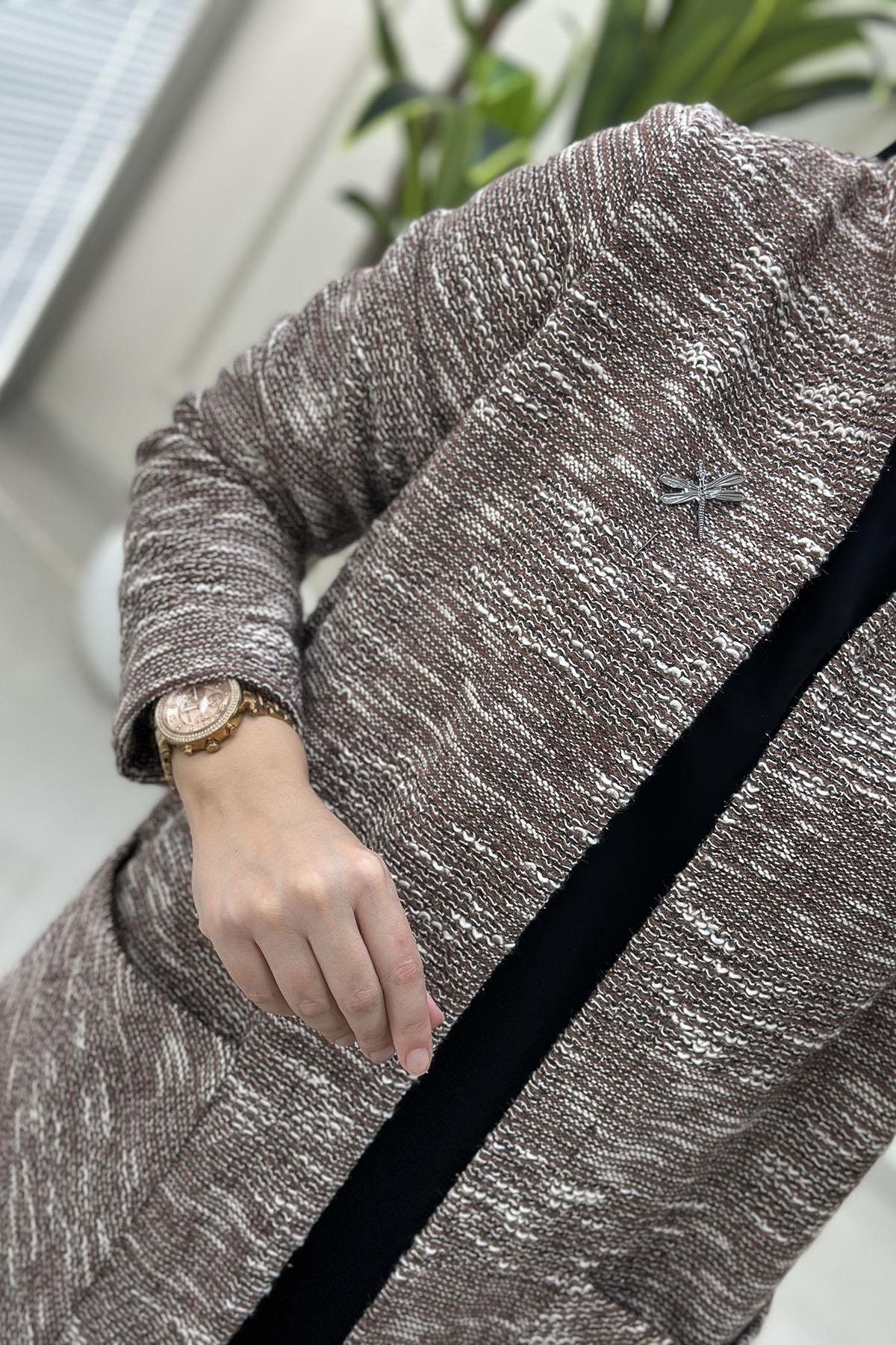 Tesettür HırkaArmine Trend Broş Detaylı Cepli Kadın Tüvit Hırka Kahverengi ARM 5005