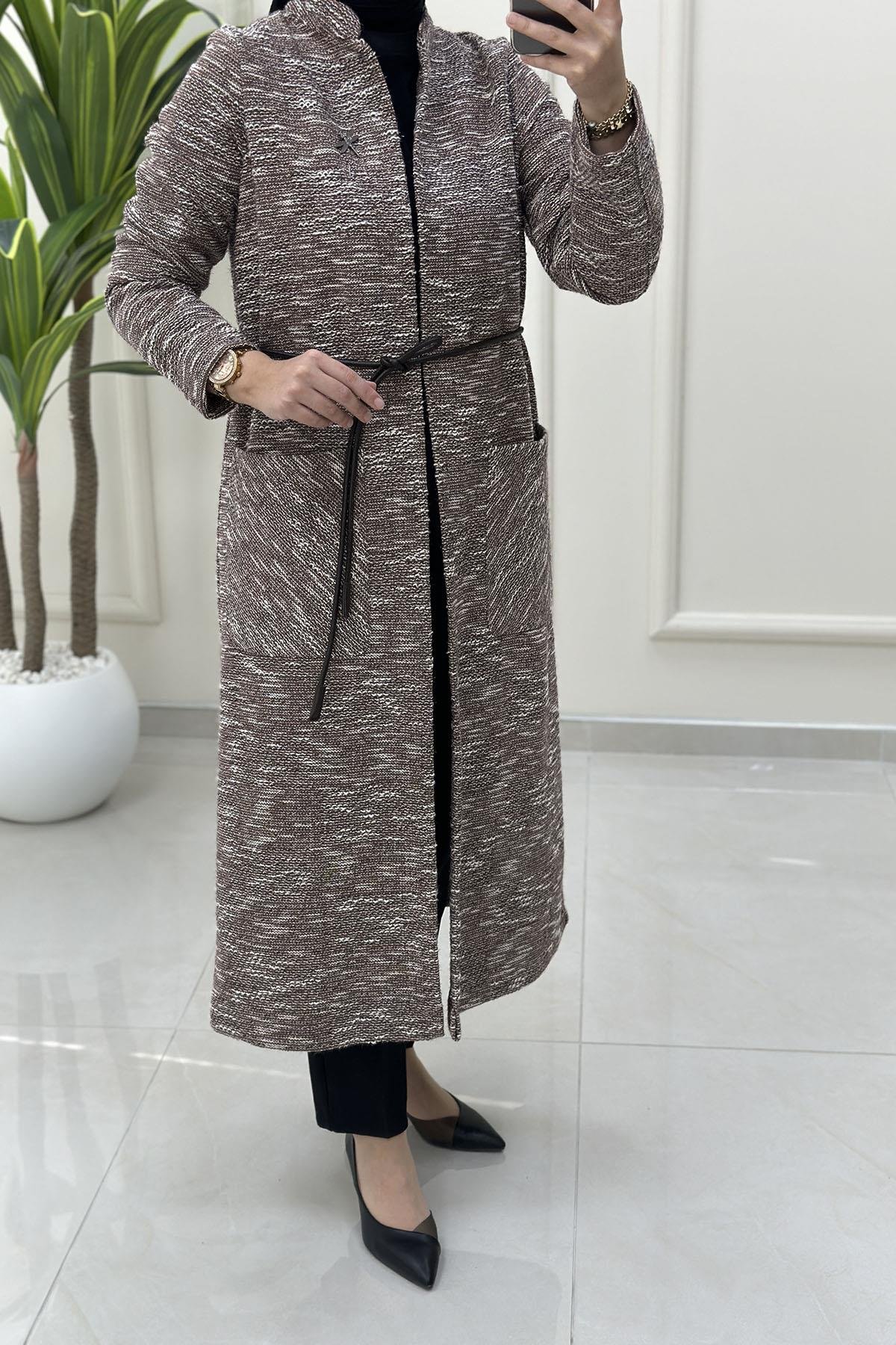 Tesettür HırkaArmine Trend Broş Detaylı Cepli Kadın Tüvit Hırka Kahverengi ARM 5005