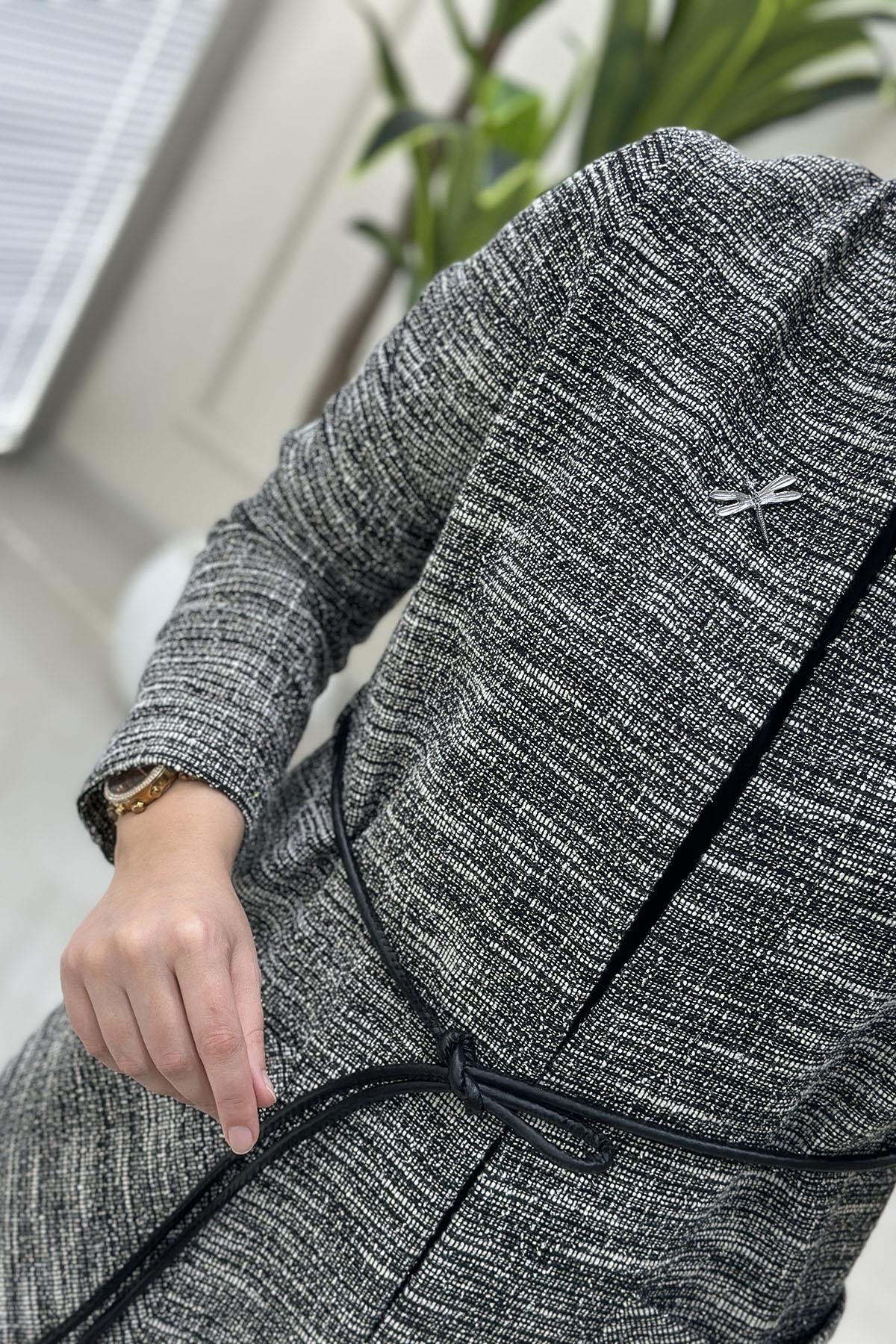 Tesettür HırkaArmine Trend Broş Detaylı Cepli Kadın Tüvit Hırka Siyah ARM 5005