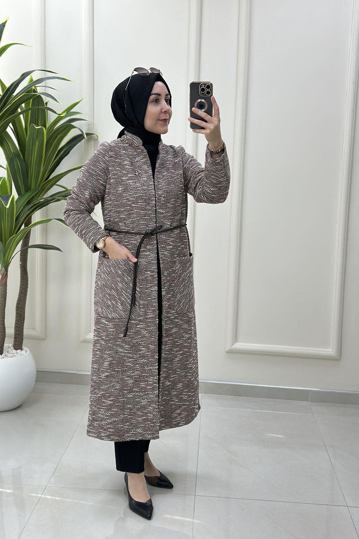 Tesettür HırkaArmine Trend Broş Detaylı Cepli Kadın Tüvit Hırka Kahverengi ARM 5005