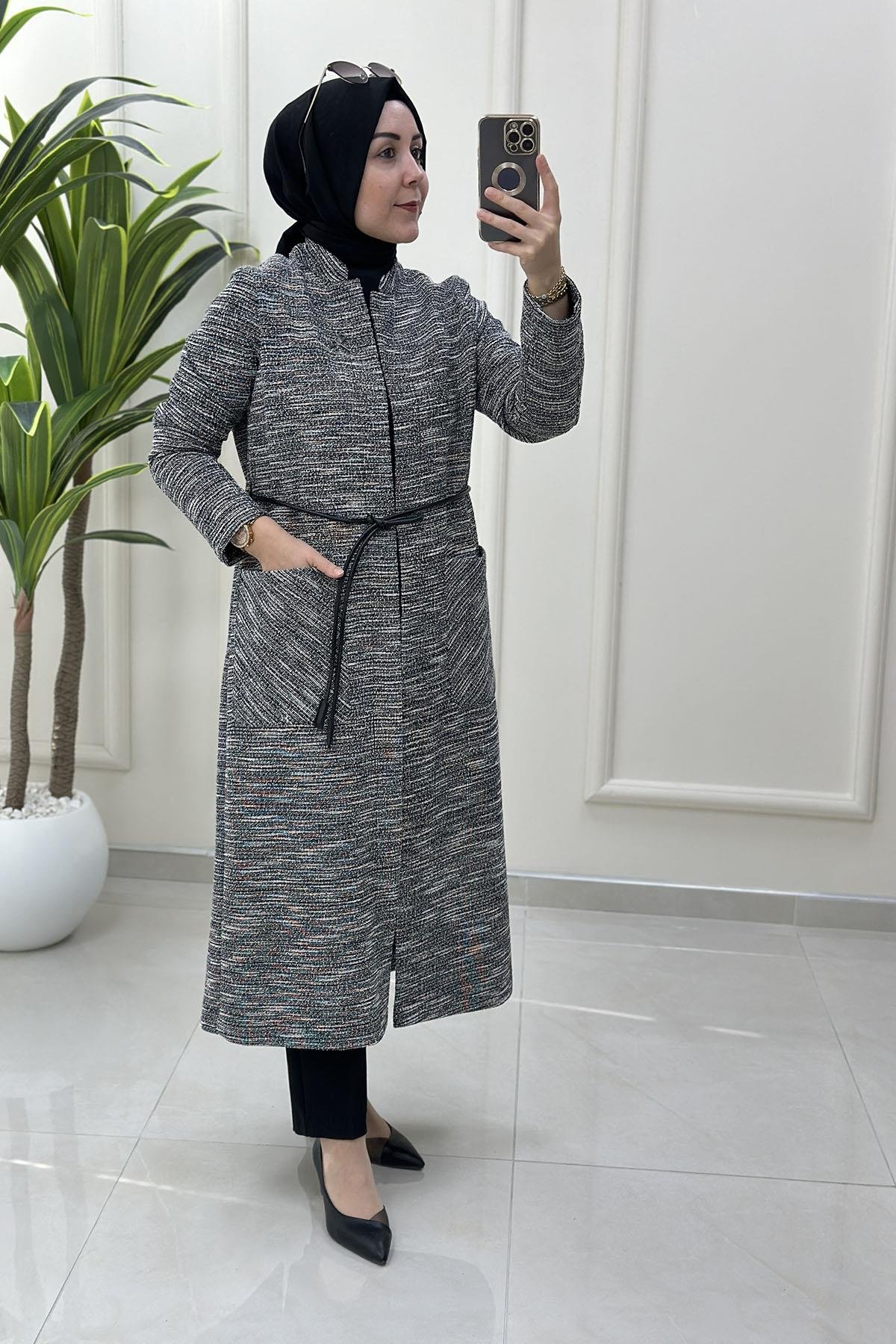 Tesettür HırkaArmine Trend Broş Detaylı Cepli Kadın Tüvit Hırka Siyah ARM 5005
