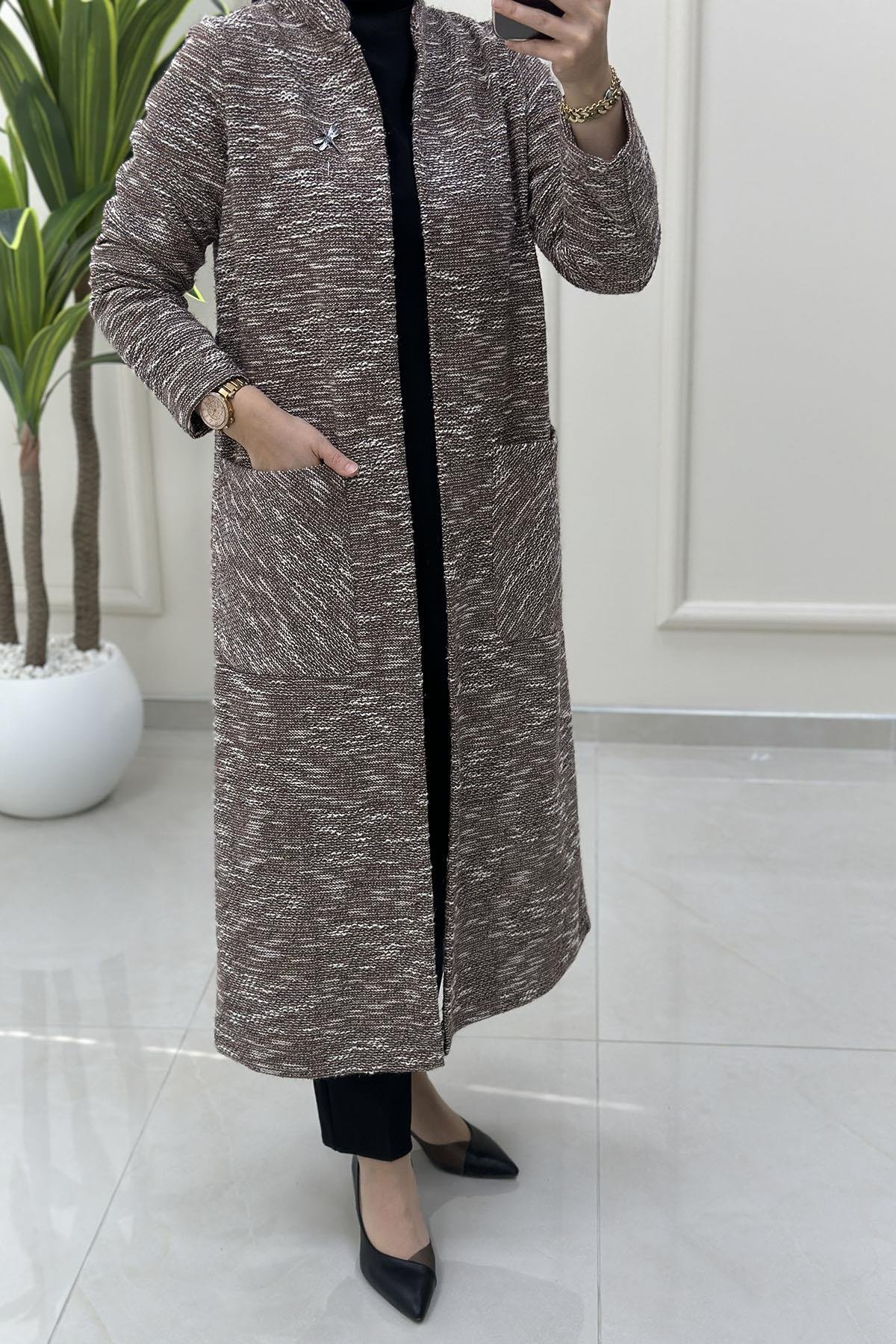 Tesettür HırkaArmine Trend Broş Detaylı Cepli Kadın Tüvit Hırka Kahverengi ARM 5005