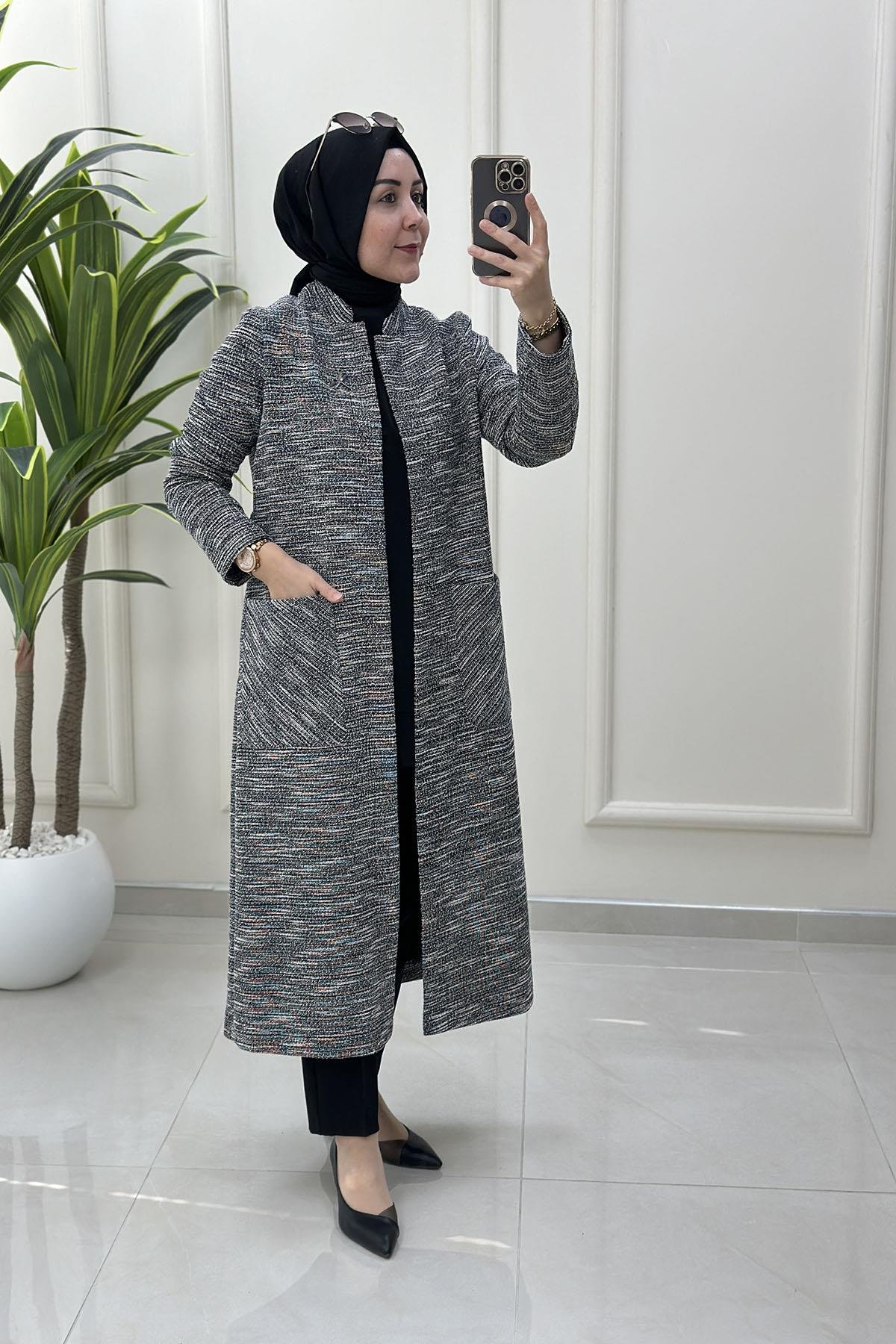 Tesettür HırkaArmine Trend Broş Detaylı Cepli Kadın Tüvit Hırka Siyah ARM 5005