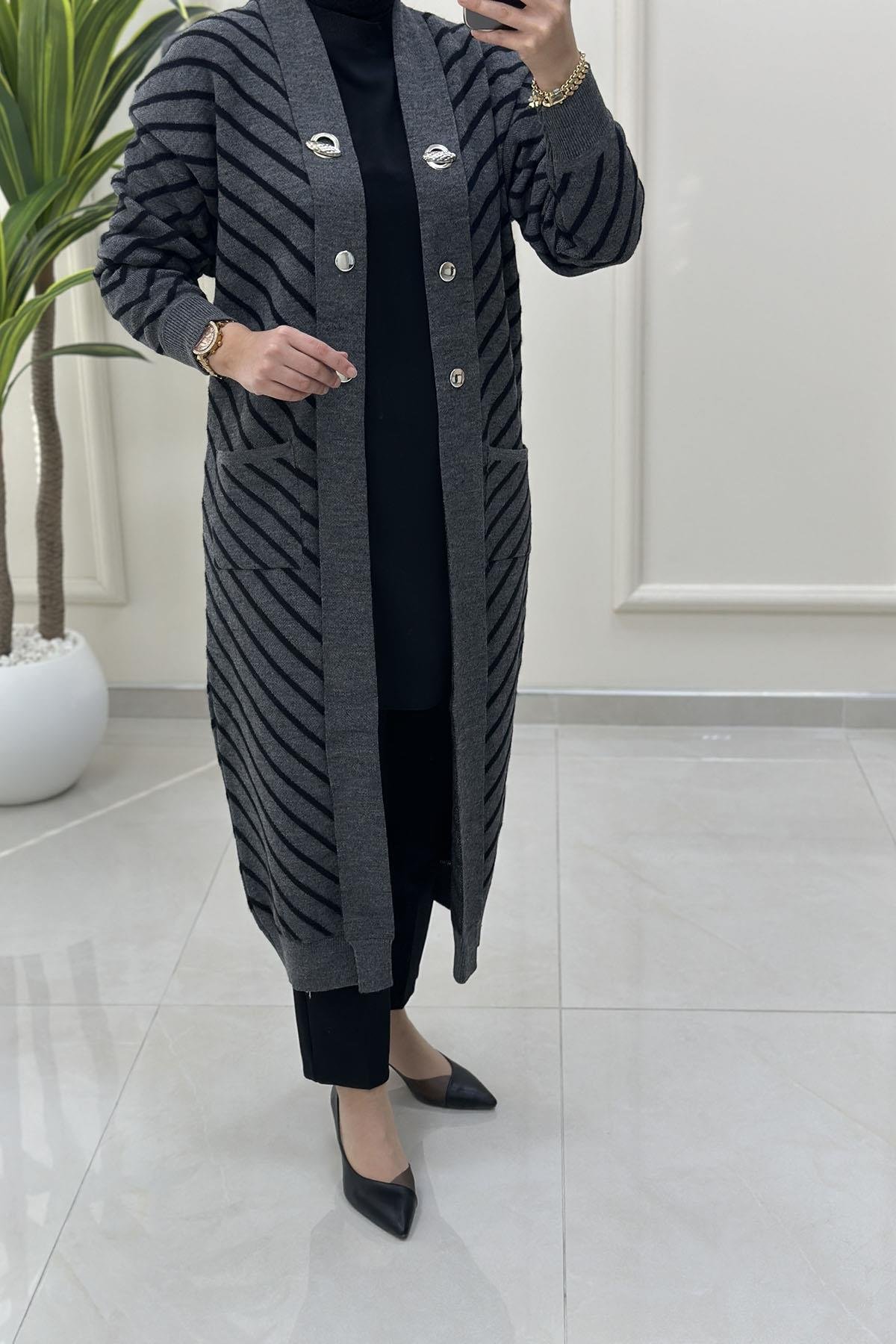 Tesettür HırkaDüşük Omuz Kendinden Desenli Cepli Kadın Hırka Gri KADO 3381