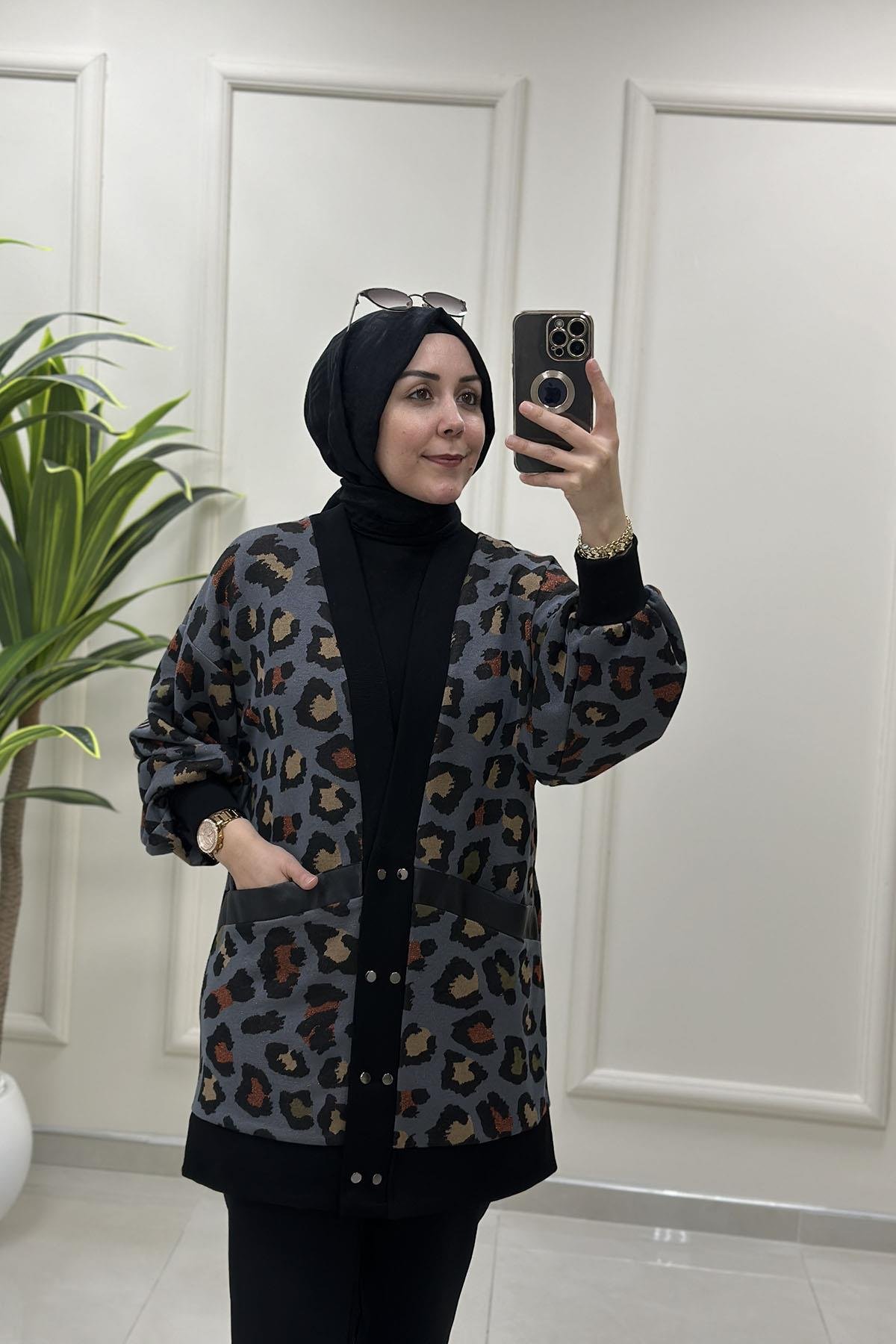 Tesettür HırkaDüşük Omuz Önü Çıtçıtlı Leopar Desen Kadın Hırka Antrasit EL 600