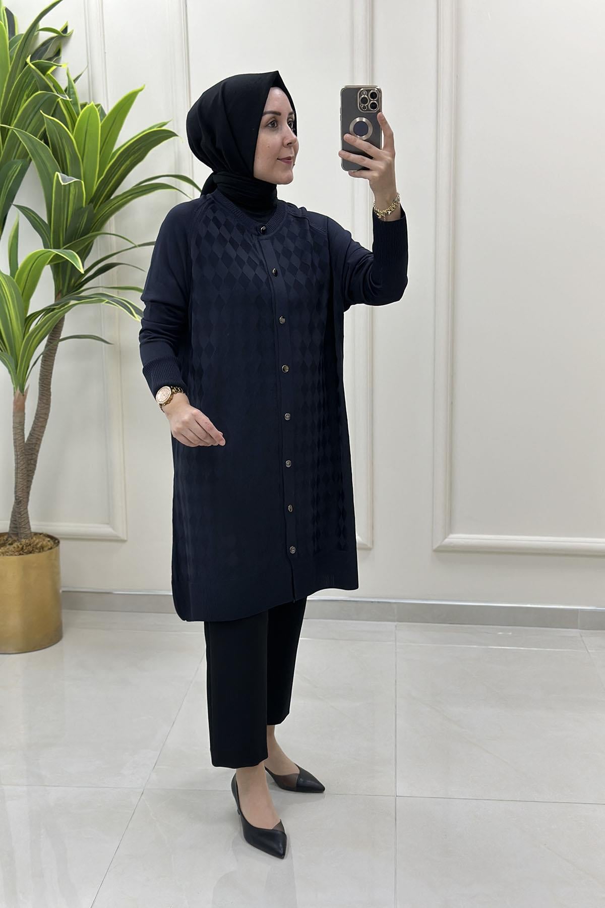 Tesettür HırkaÖnü Düğmeli Kazayağı Desen Merserize Kadın Hırka Lacivert KADO 2725093